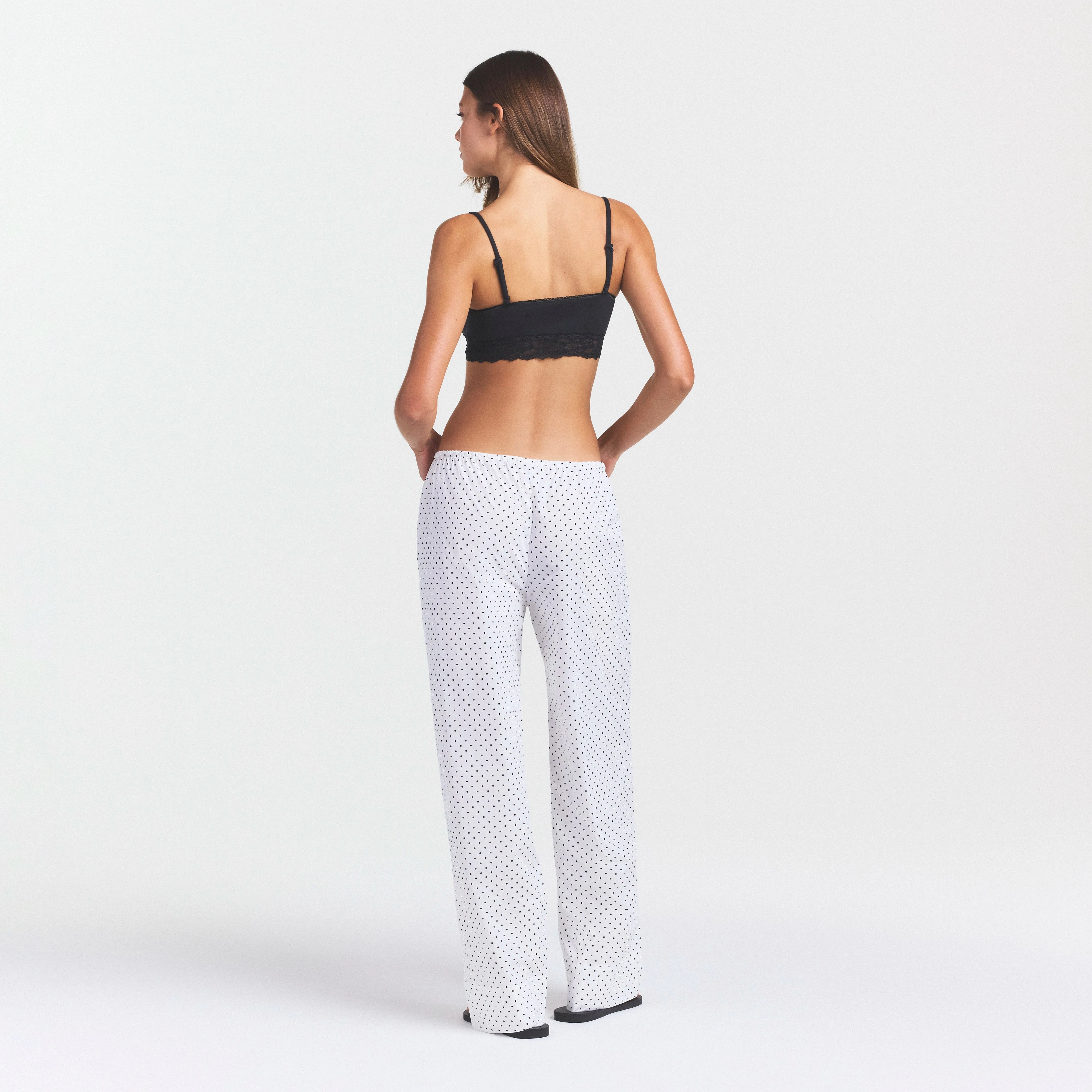 COTTON POPLIN SLEEP STRAIGHT LEG PANT | ONYX DOT PRINT ON A MODEL SIDE VIEW @ | FOCUS: 0.0, 1.0, 0.9