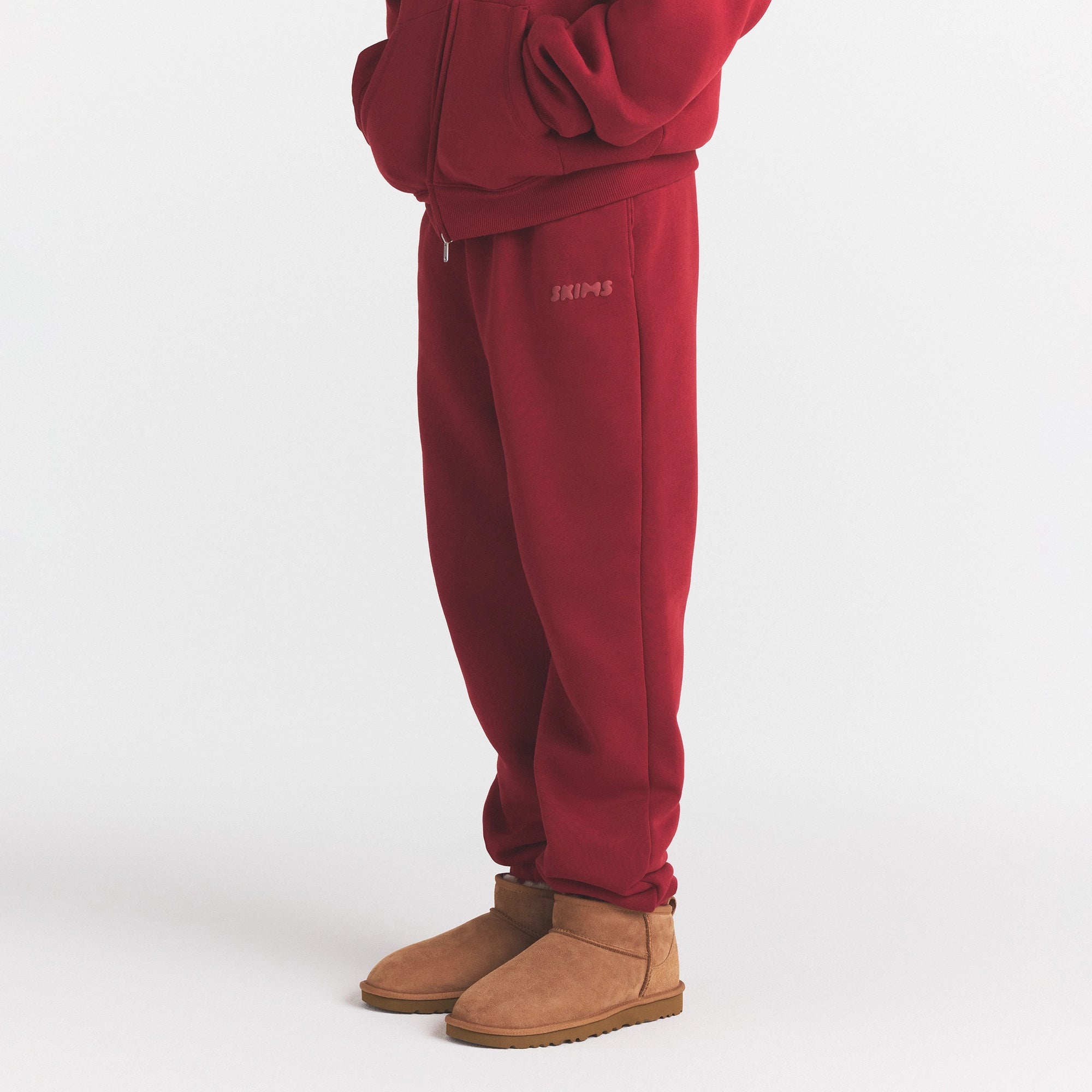 KIDS FLEECE JOGGER | BRICK ON A MODEL SIDE VIEW @ | FOCUS: 0.0, 1.0, 0.9