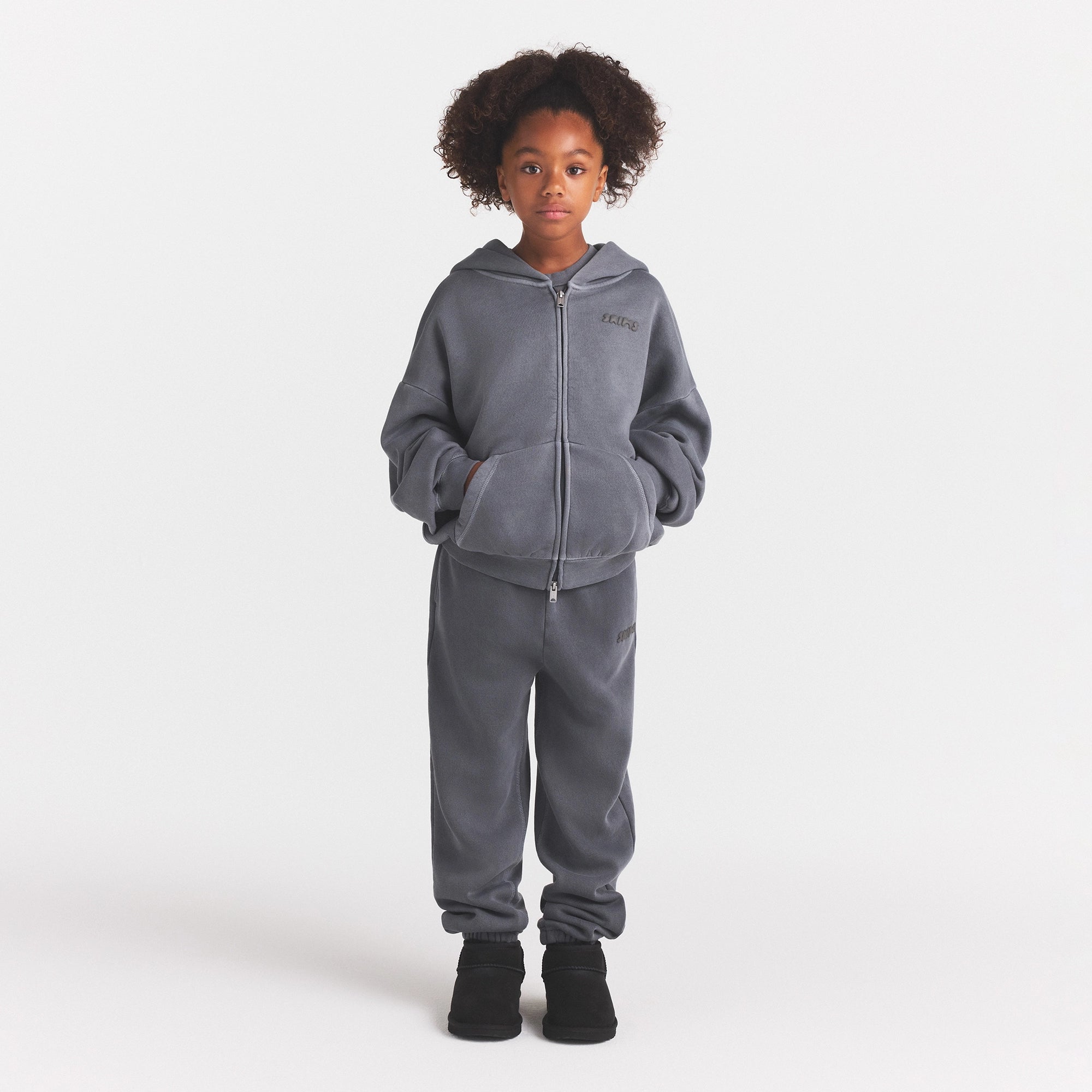 KIDS FLEECE JOGGER | DARK HEATHER GREY ON A MODEL FRONT VIEW @ | FOCUS: 0.0, 1.0, 0.9