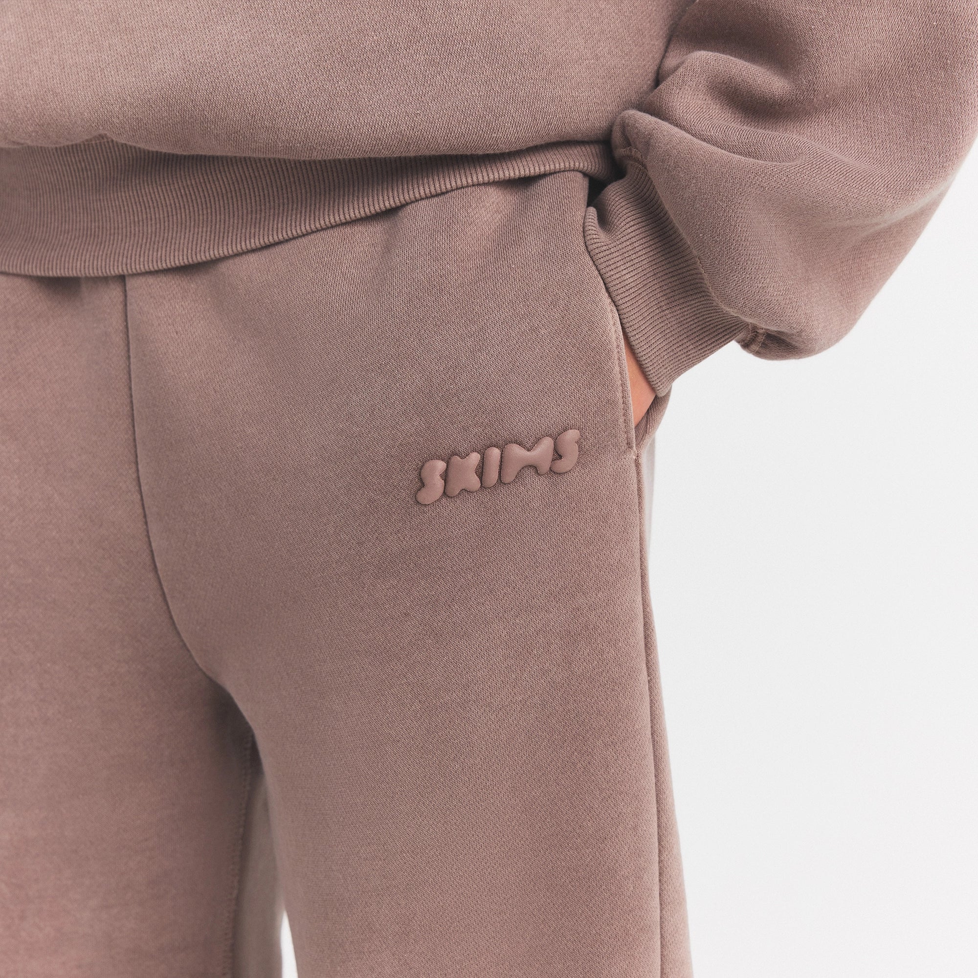 KIDS FLEECE JOGGER | UMBER ON A MODEL SIDE VIEW @ | FOCUS: 0.0, 1.0, 0.9
