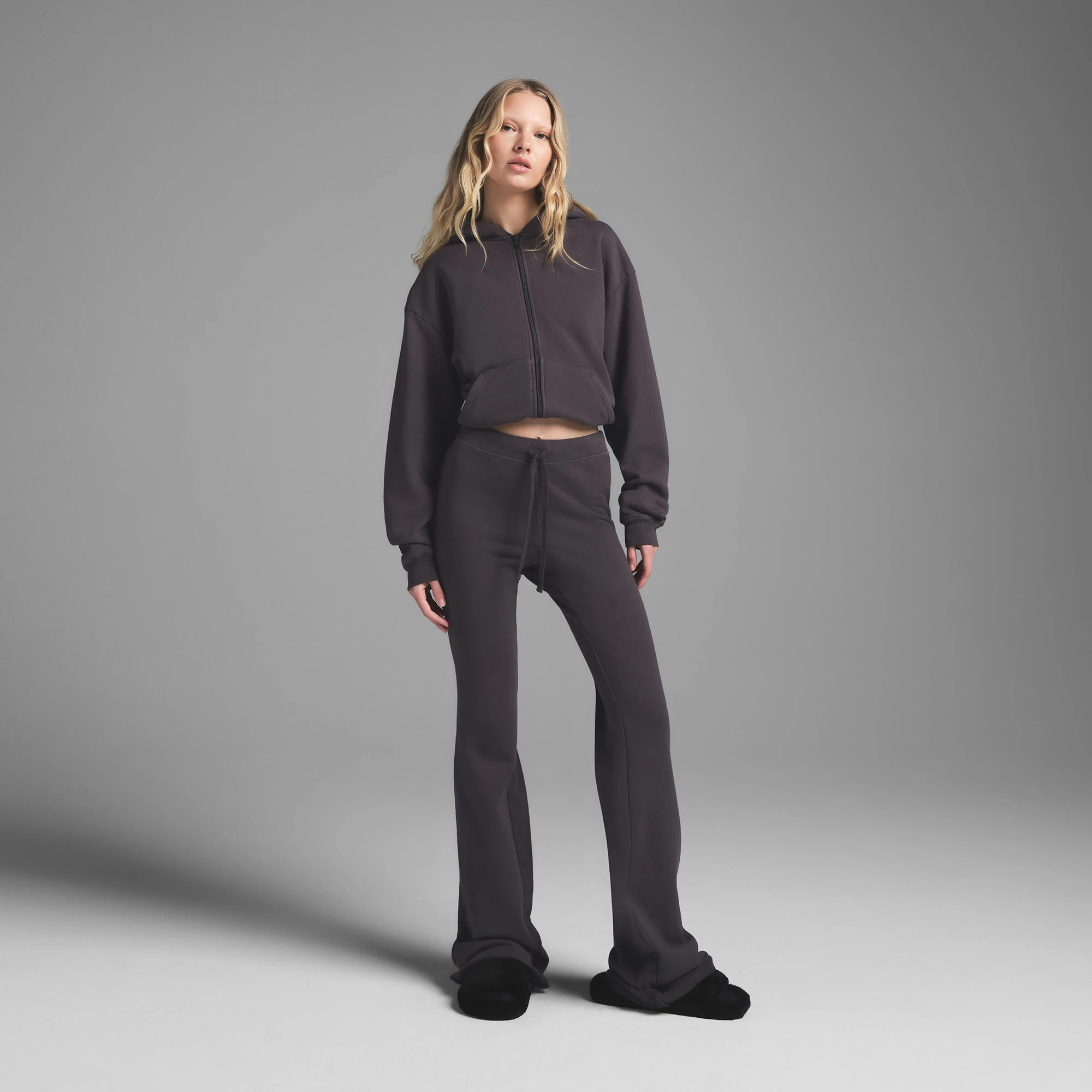 FRENCH TERRY BOOTCUT PANT | ASH ON A MODEL FRONT VIEW | FOCUS: 0.0, 1.0, 0.9