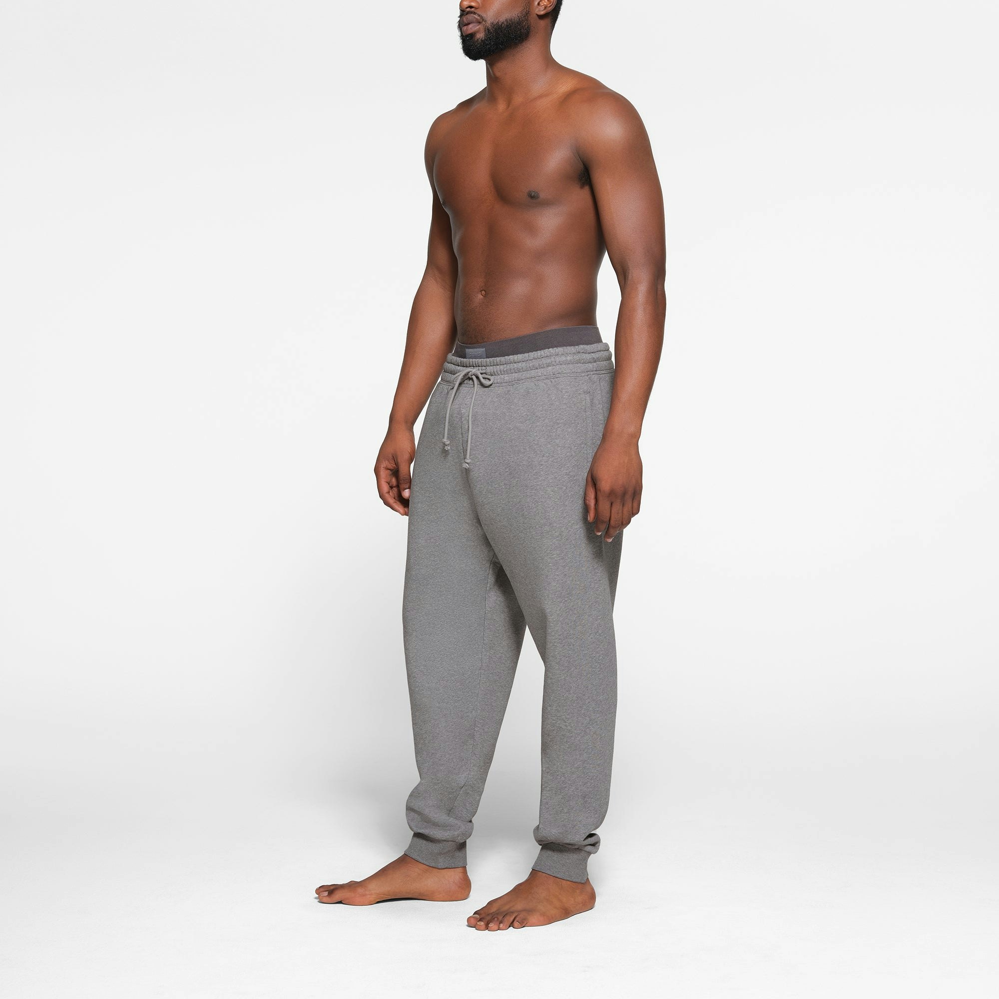 LOUNGE FLEECE MENS TAPERED JOGGER | DARK HEATHER GREY ON A MODEL SIDE VIEW