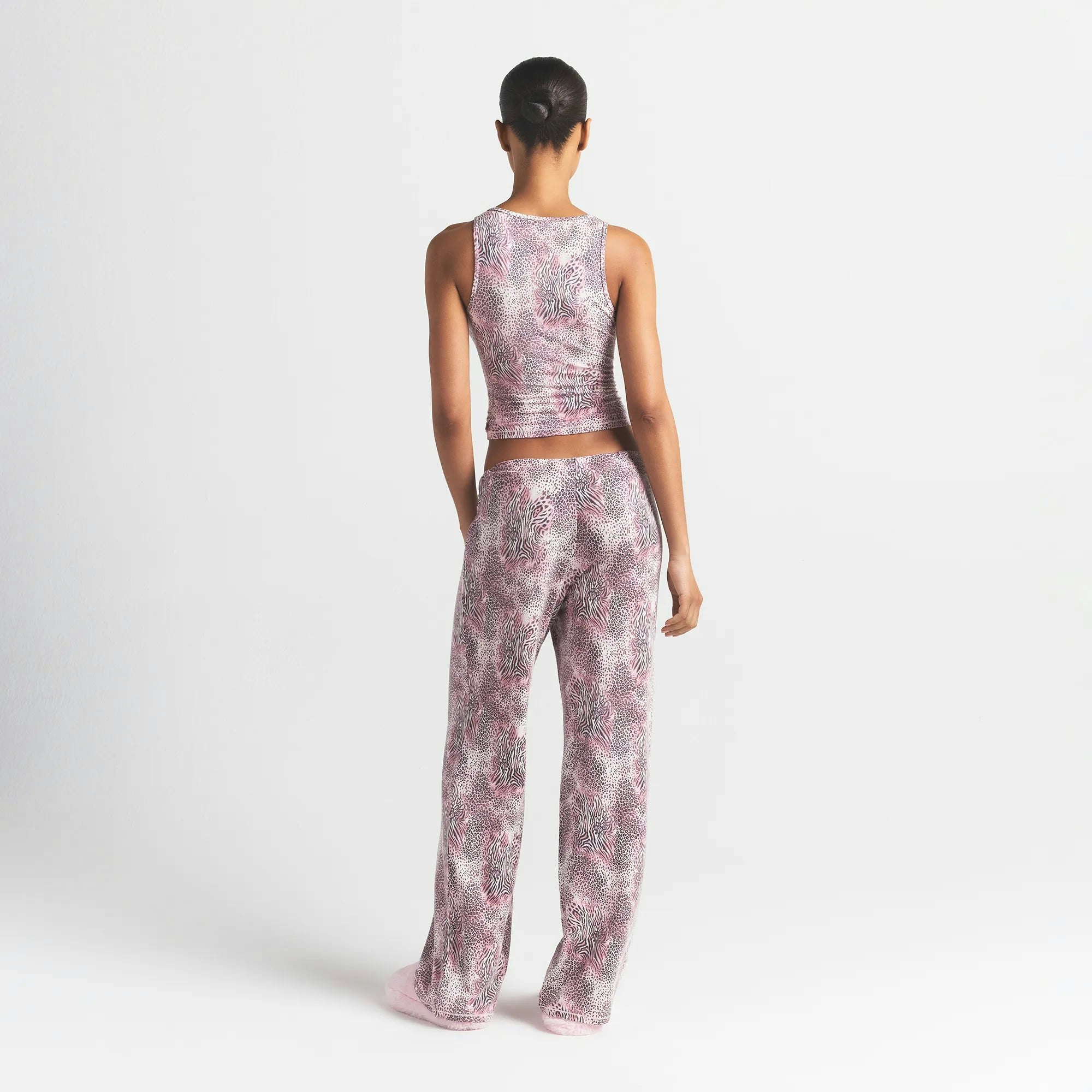 SKIMS SLEEP STRAIGHT LEG PANT | BLOOM MINI MULTI ANIMAL ON A MODEL BACK VIEW @ | FOCUS: 0.0, 1.0, 0.9