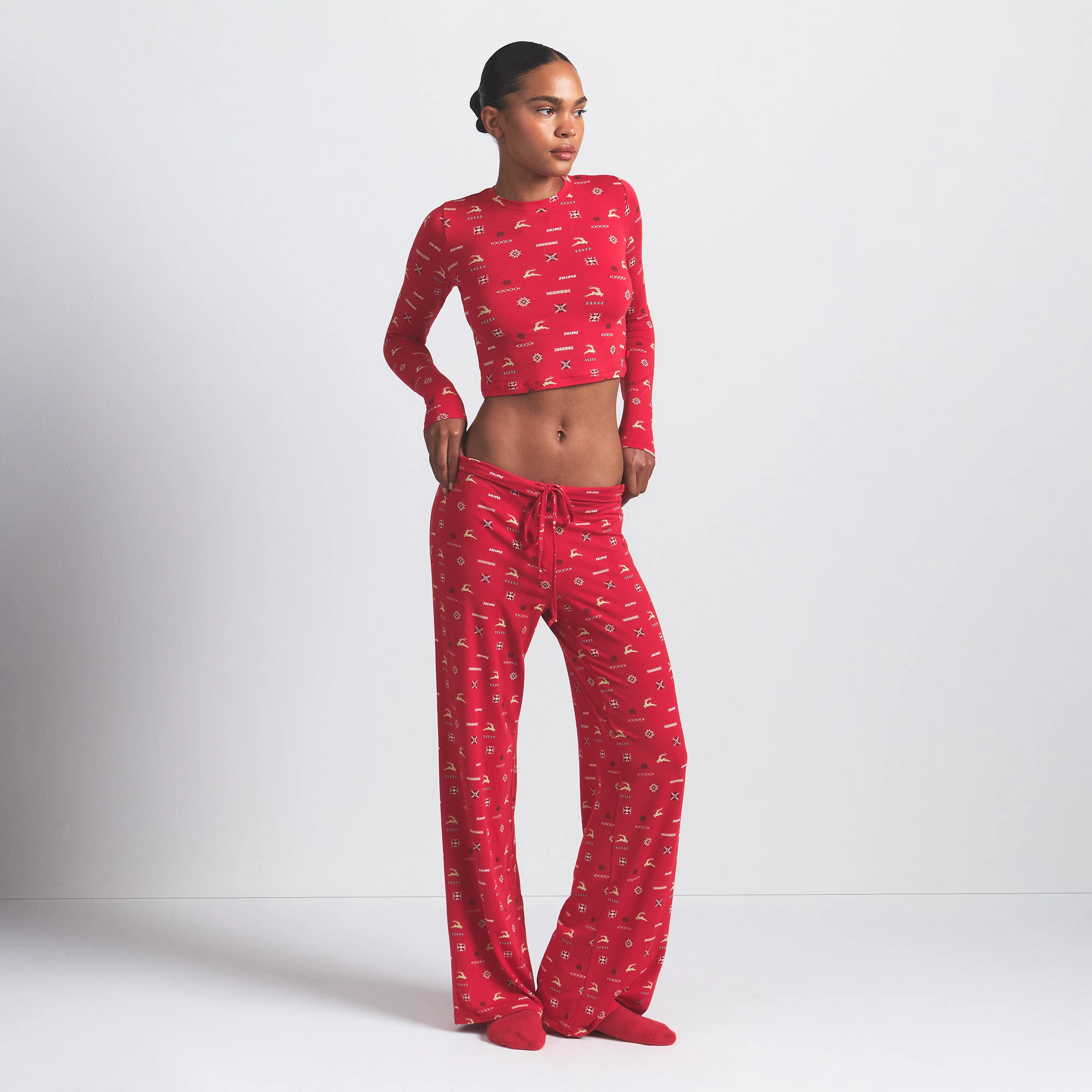 SKIMS SLEEP STRAIGHT LEG PANT | CRANBERRY VINTAGE DEER PRINT ON A MODEL FRONT VIEW @ | FOCUS: 0.0, 1.0, 0.9