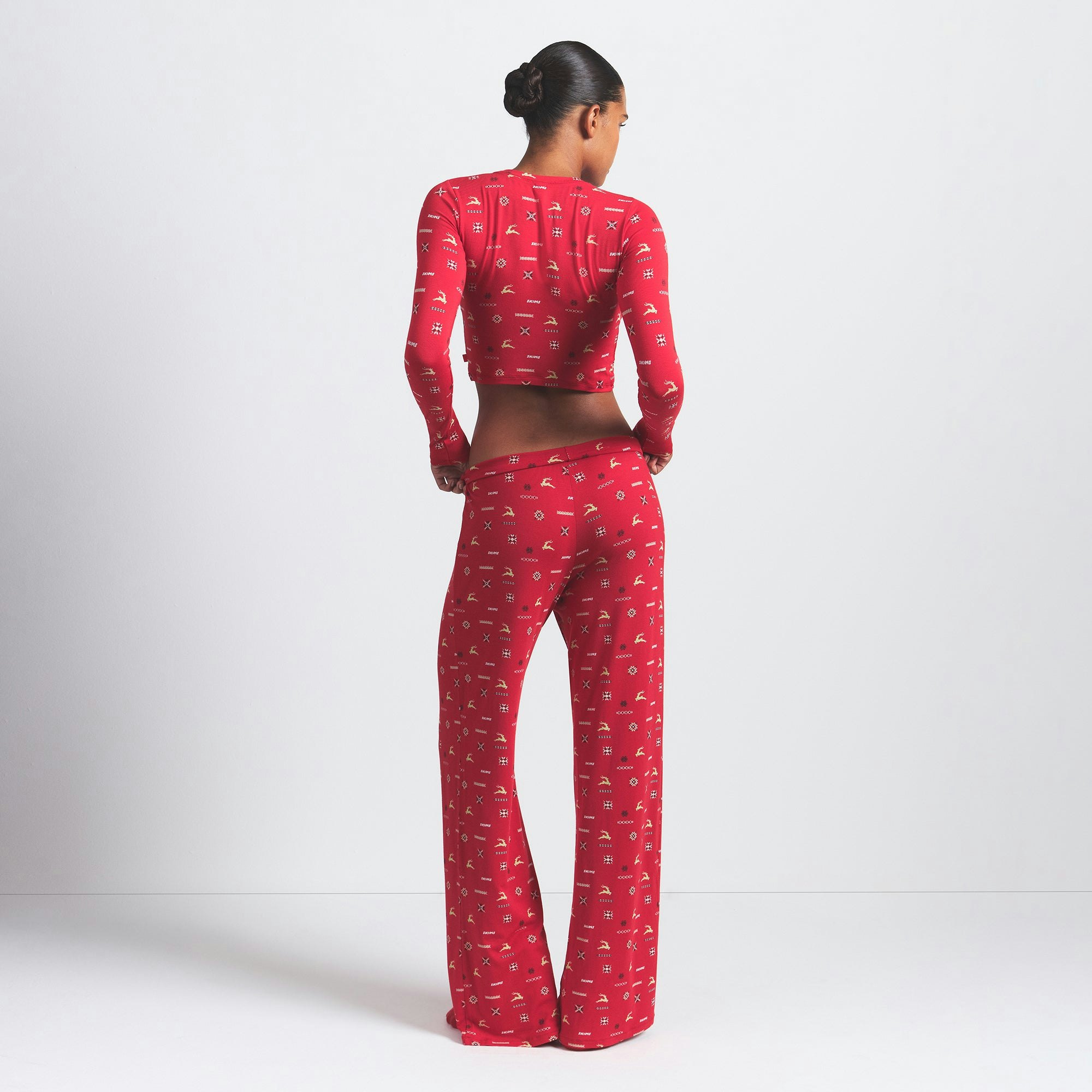 SKIMS SLEEP STRAIGHT LEG PANT | CRANBERRY VINTAGE DEER PRINT ON A MODEL BACK VIEW @ | FOCUS: 0.0, 1.0, 0.9