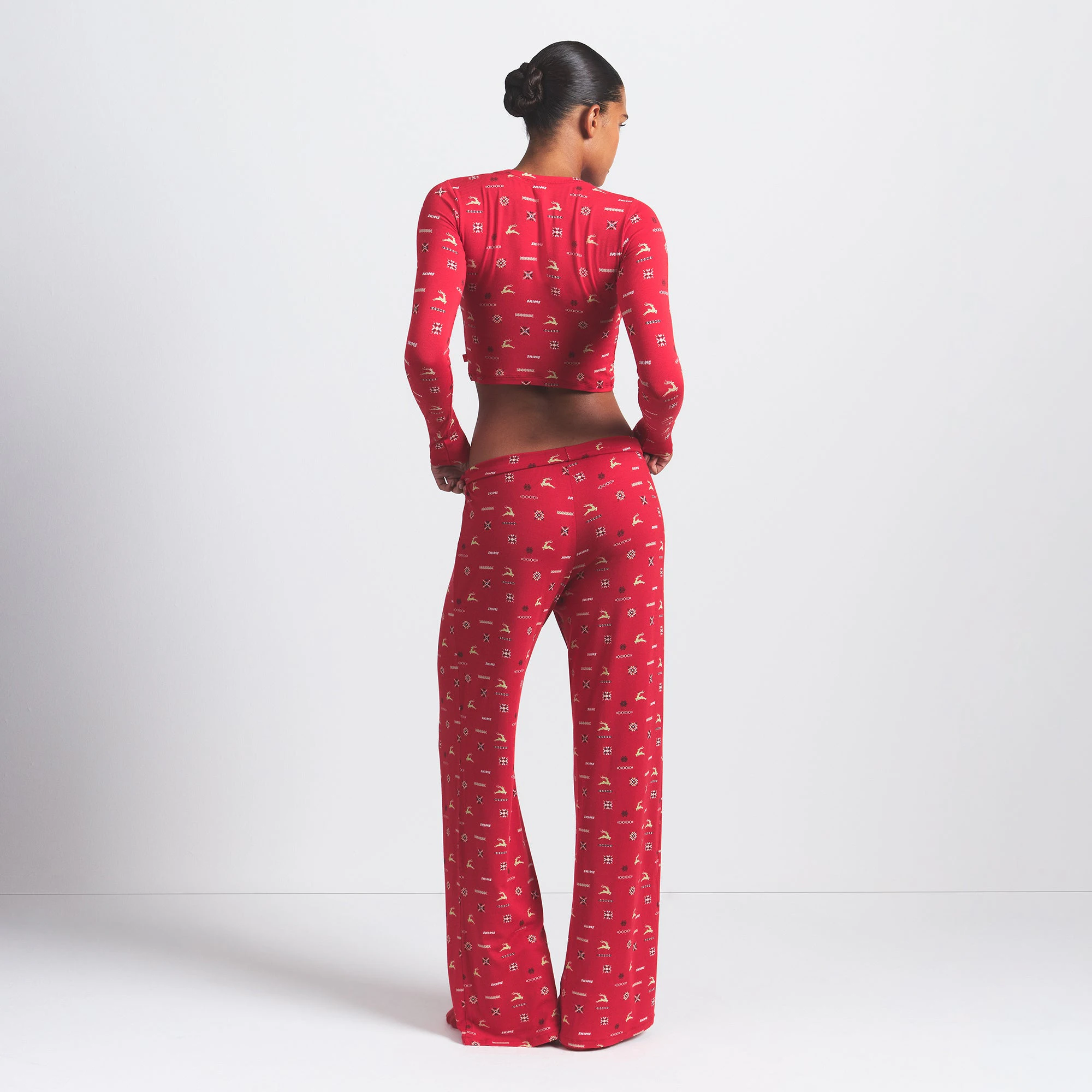 SKIMS SLEEP STRAIGHT LEG PANT | CRANBERRY VINTAGE DEER PRINT ON A MODEL BACK VIEW @ | FOCUS: 0.0, 1.0, 0.9