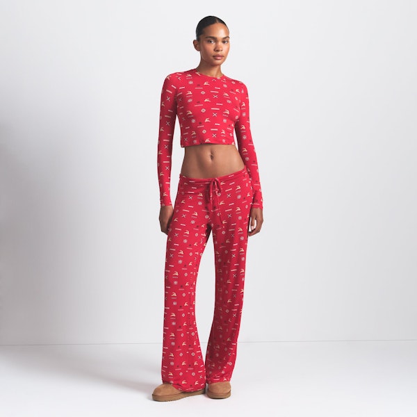 SKIMS SLEEP STRAIGHT LEG PANT | CRANBERRY VINTAGE DEER PRINT ON A MODEL FRONT VIEW