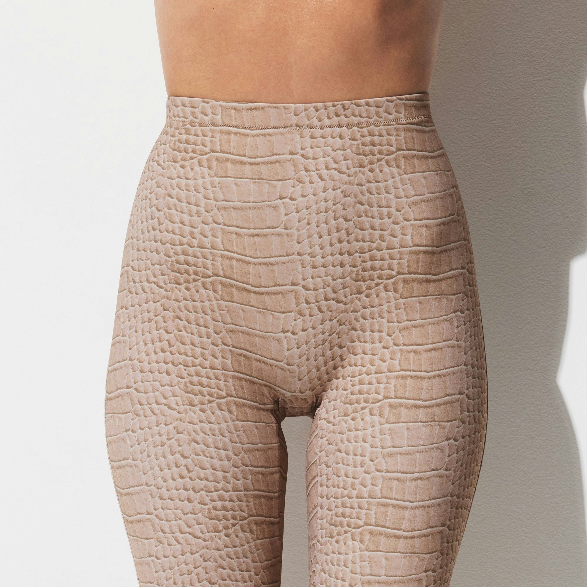 SIGNATURE SWIM CAPRI | DUNE CROCODILE PRINT ON A MODEL SIDE VIEW | FOCUS: 0.0, 1.0, 0.9