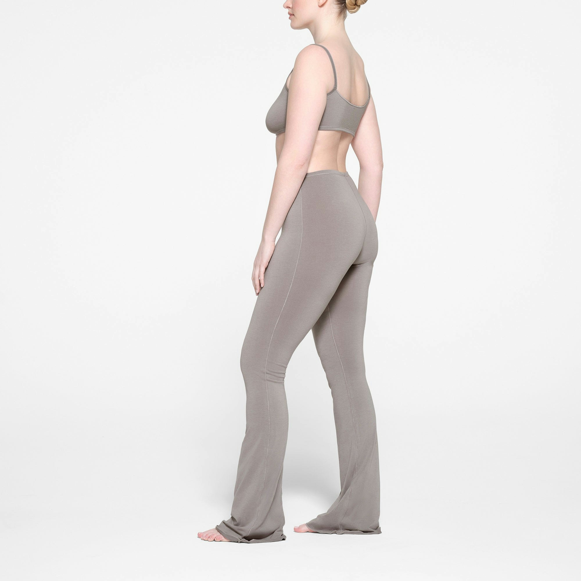 SEAMLESS MODAL FLARE LEGGING | SMOKE ON A MODEL SIDE VIEW