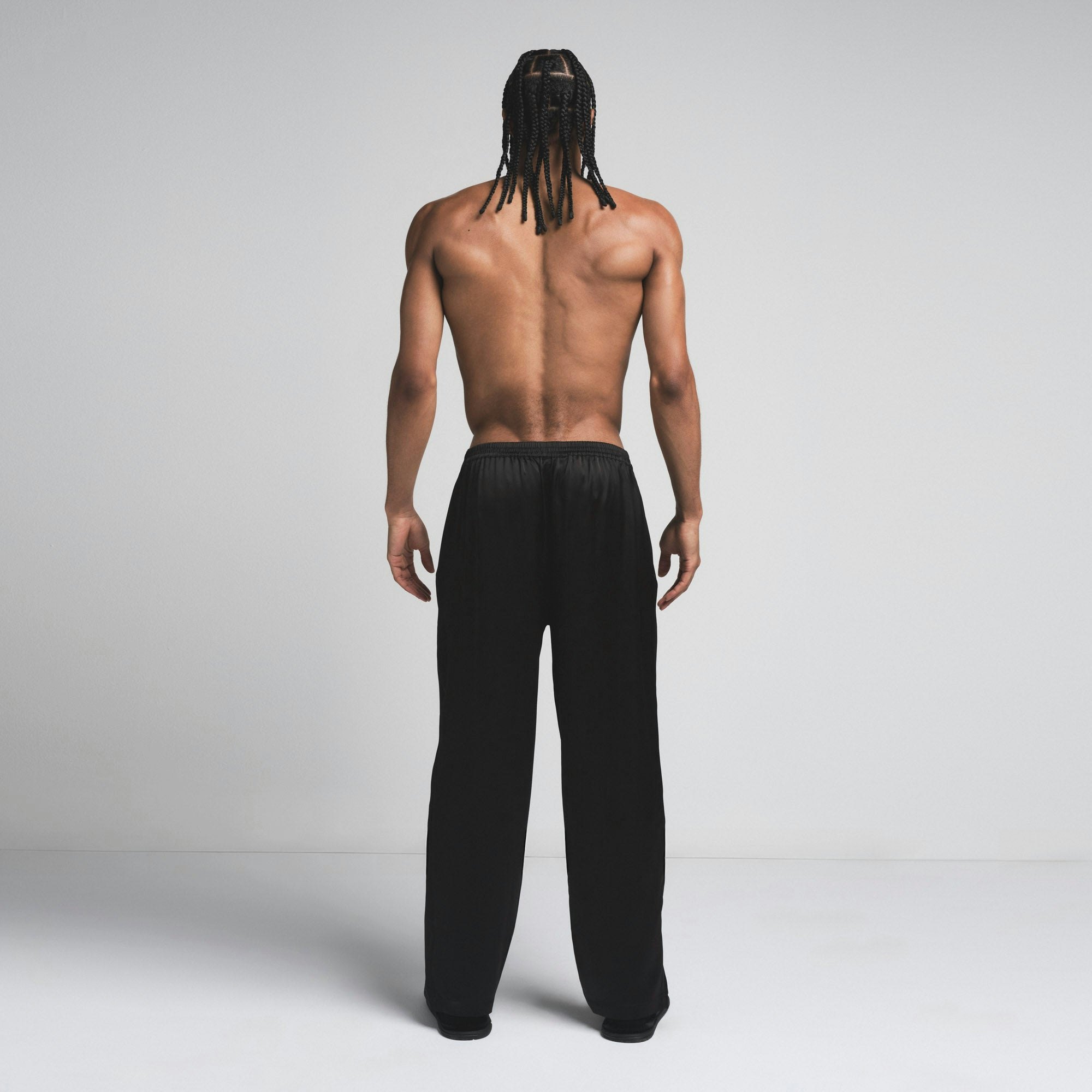 SATEEN SLEEP MENS PANT | ONYX ON A MODEL SIDE ON A MODEL FRONT VIEW | FOCUS: 0.0, 1.0, 0.9