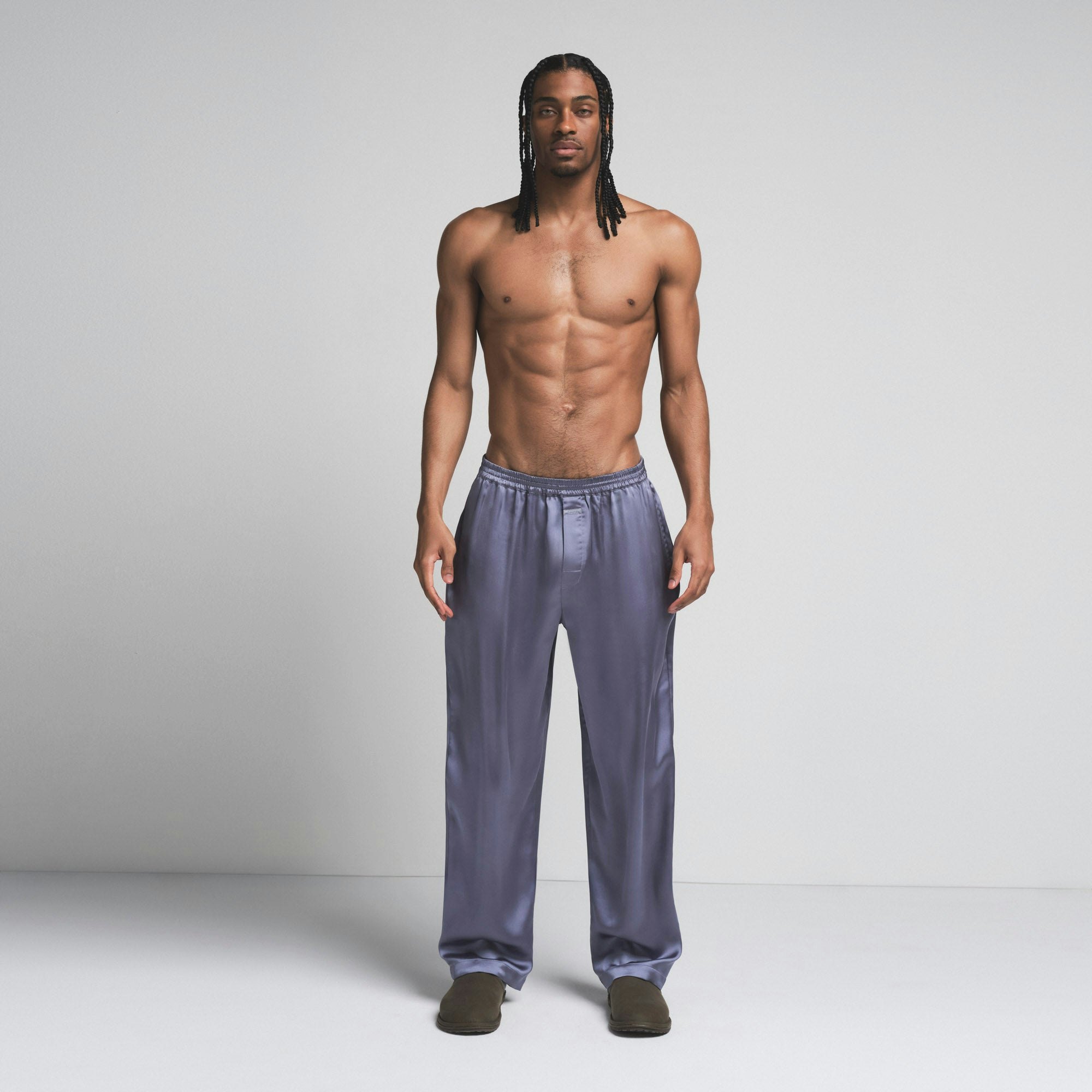 SATEEN SLEEP MENS PANT | SLATE ON A MODEL FRONT ON A MODEL FRONT VIEW | FOCUS: 0.0, 1.0, 0.9