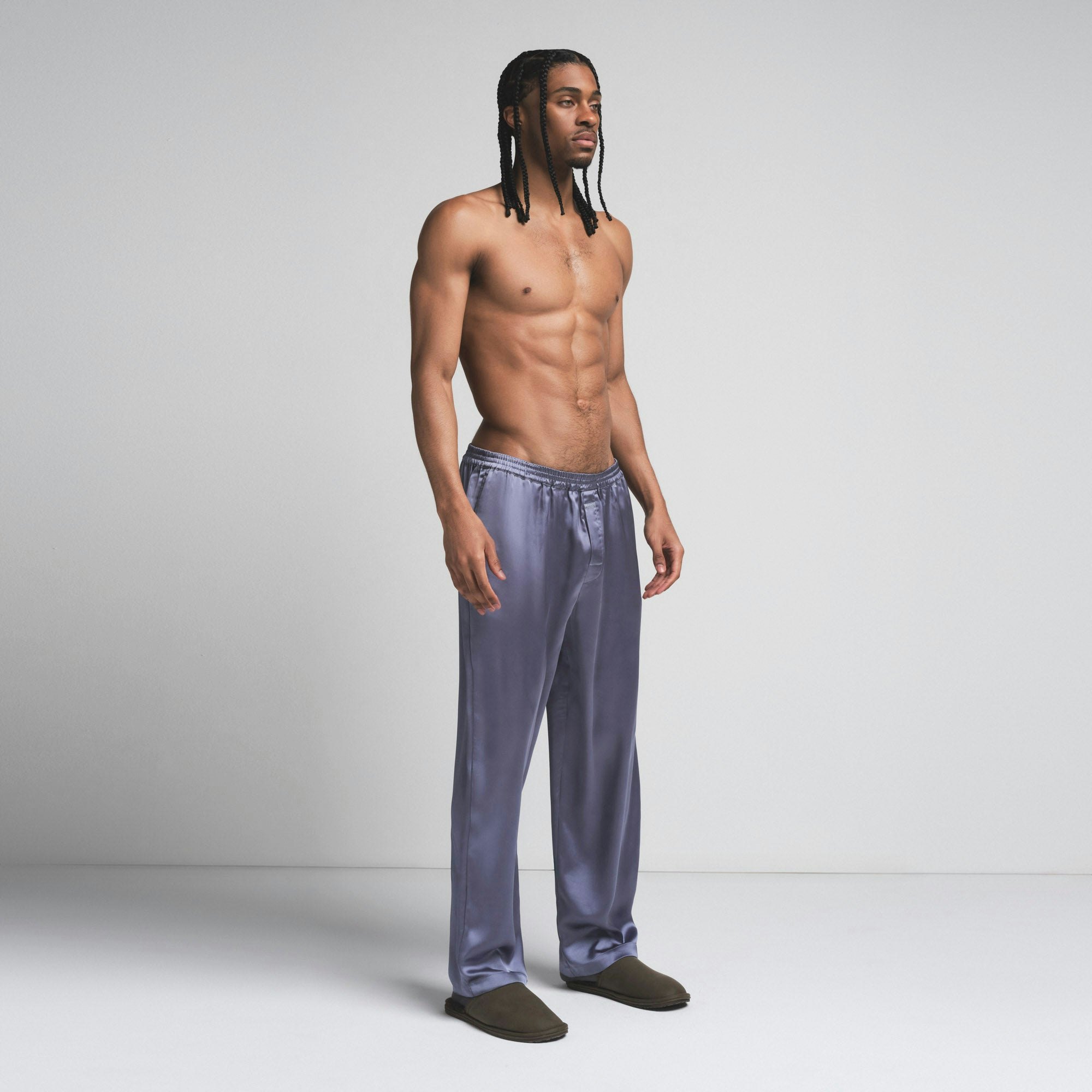 SATEEN SLEEP MENS PANT | SLATE ON A MODEL SIDE ON A MODEL FRONT VIEW | FOCUS: 0.0, 1.0, 0.9