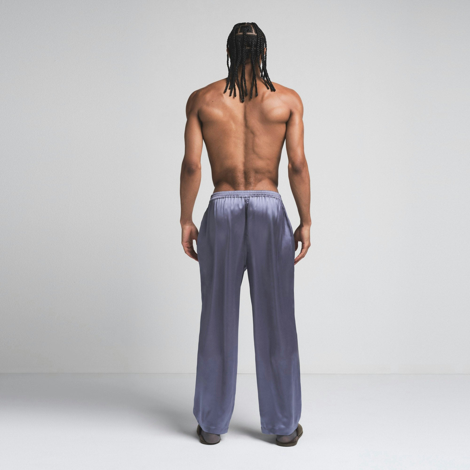 SATEEN SLEEP MENS PANT | SLATE ON A MODEL SIDE ON A MODEL FRONT VIEW | FOCUS: 0.0, 1.0, 0.9