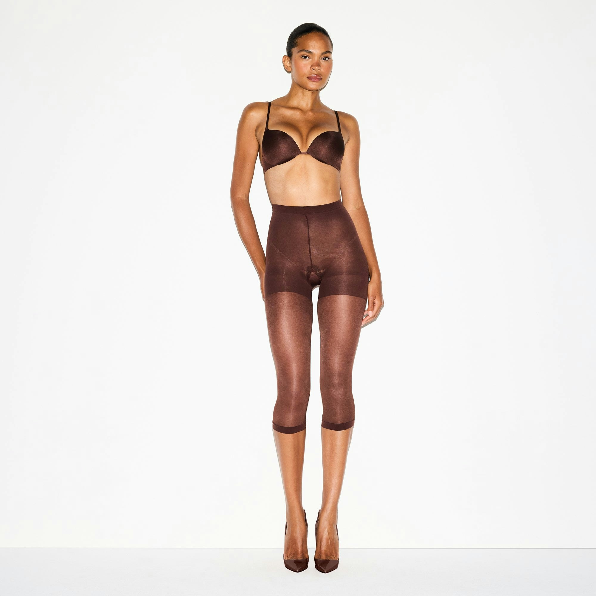 HOSIERY SHAPING CAPRI TIGHTS | COCOA ON A MODEL FRONT VIEW @ | FOCUS: 0.0, 1.0, 0.9