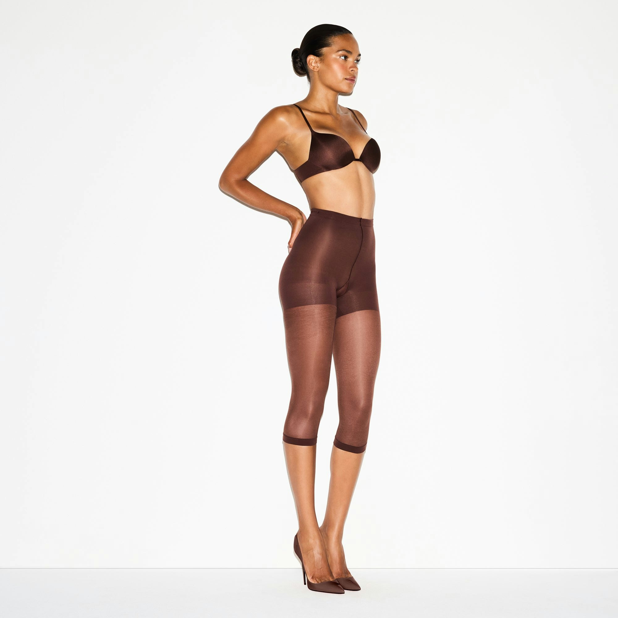 HOSIERY SHAPING CAPRI TIGHTS | COCOA ON A MODEL FRONT VIEW @ | FOCUS: 0.0, 1.0, 0.9