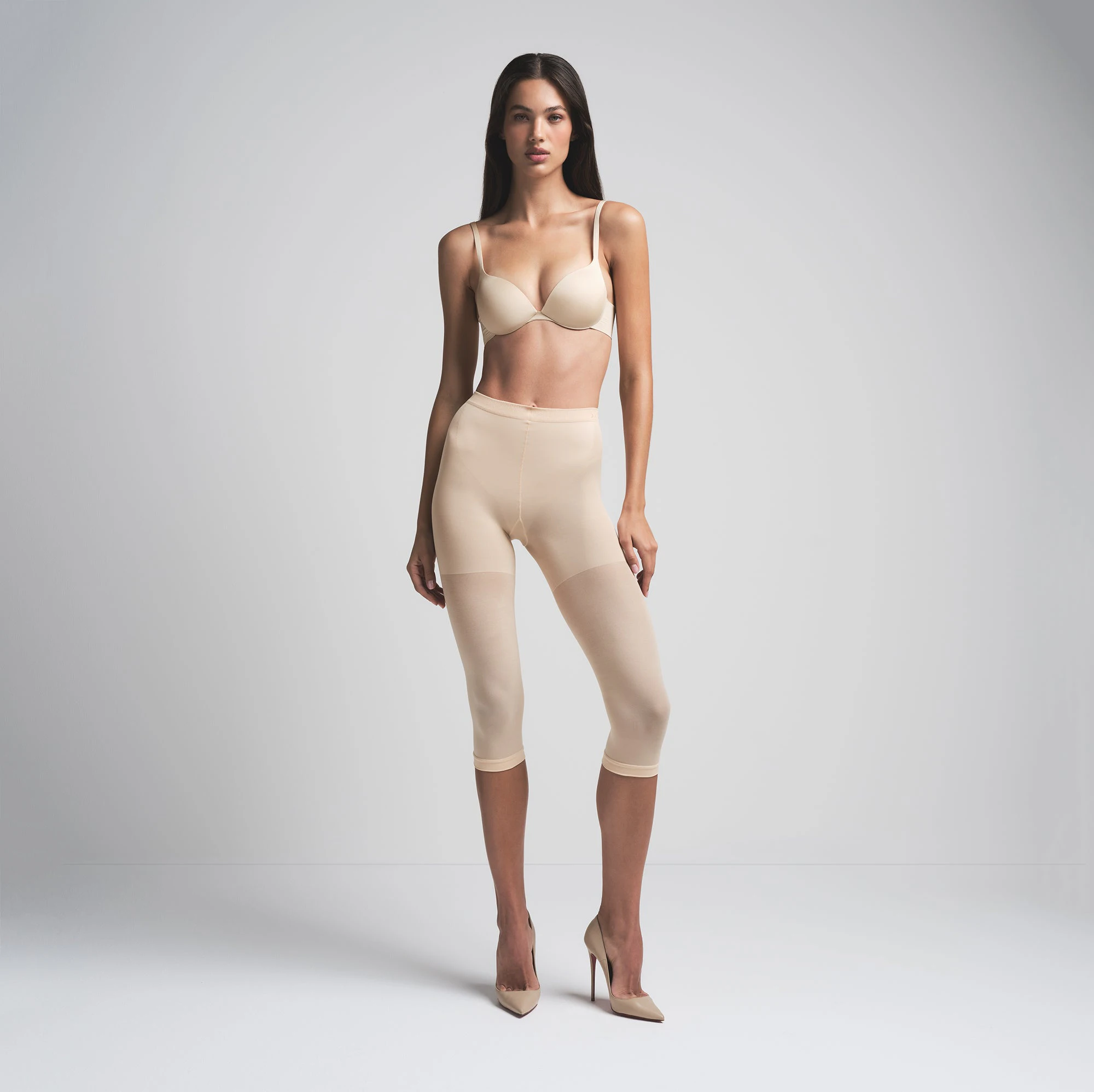 HOSIERY SHAPING CAPRI TIGHTS | SAND ON A MODEL FRONT VIEW | FOCUS: 0.0, 1.0, 0.9