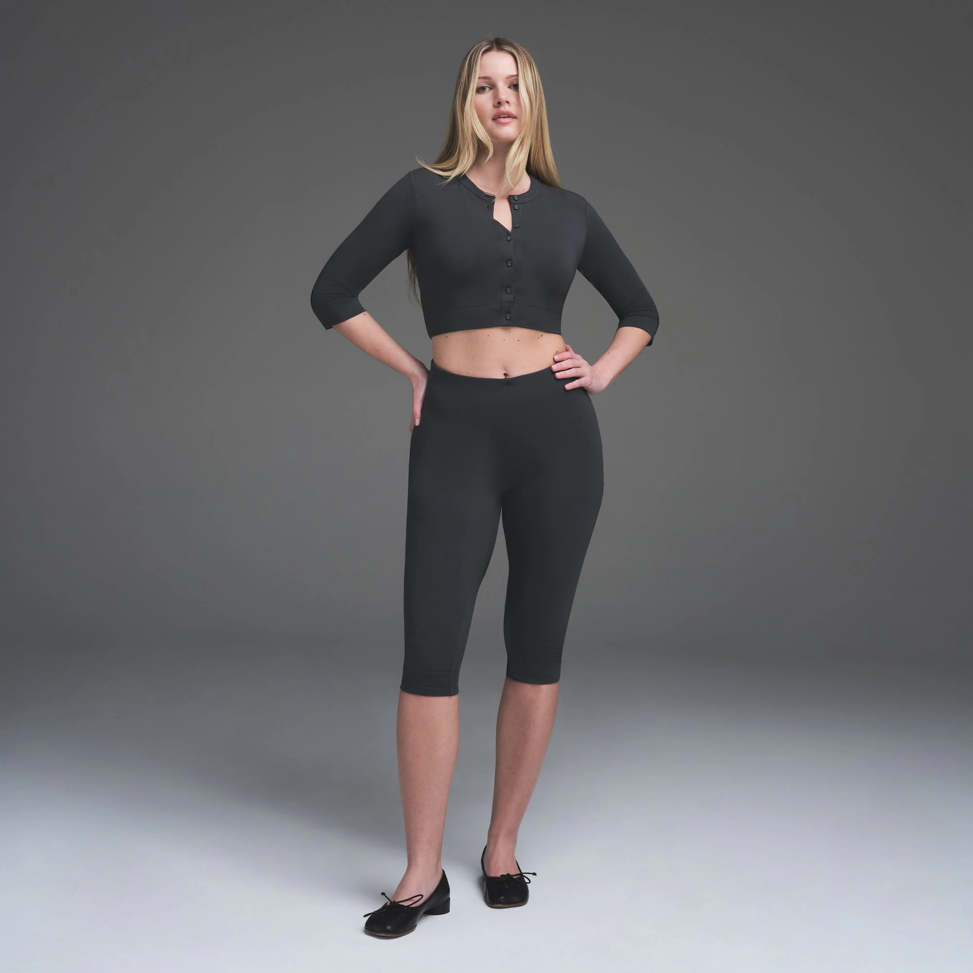 SMOOTH LOUNGE CAPRI | GRAPHITE  ON A MODEL BACK VIEW | FOCUS: 0.0, 1.0, 0.9