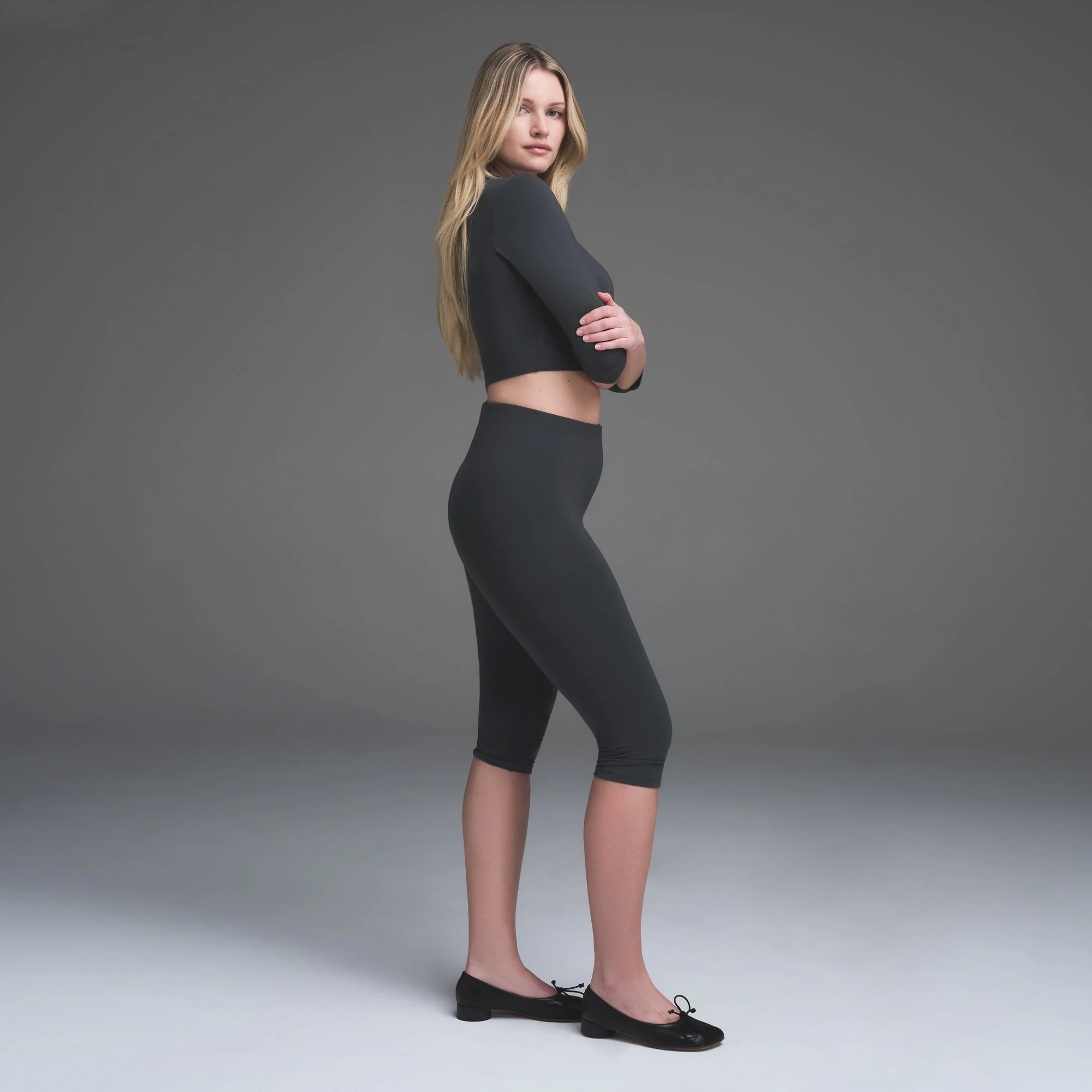 SMOOTH LOUNGE CAPRI | GRAPHITE  ON A MODEL BACK VIEW | FOCUS: 0.0, 1.0, 0.9