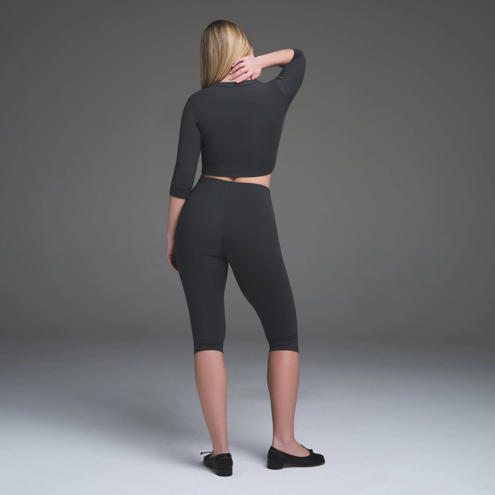 SMOOTH LOUNGE CAPRI | GRAPHITE  ON A MODEL BACK VIEW | FOCUS: 0.0, 1.0, 0.9