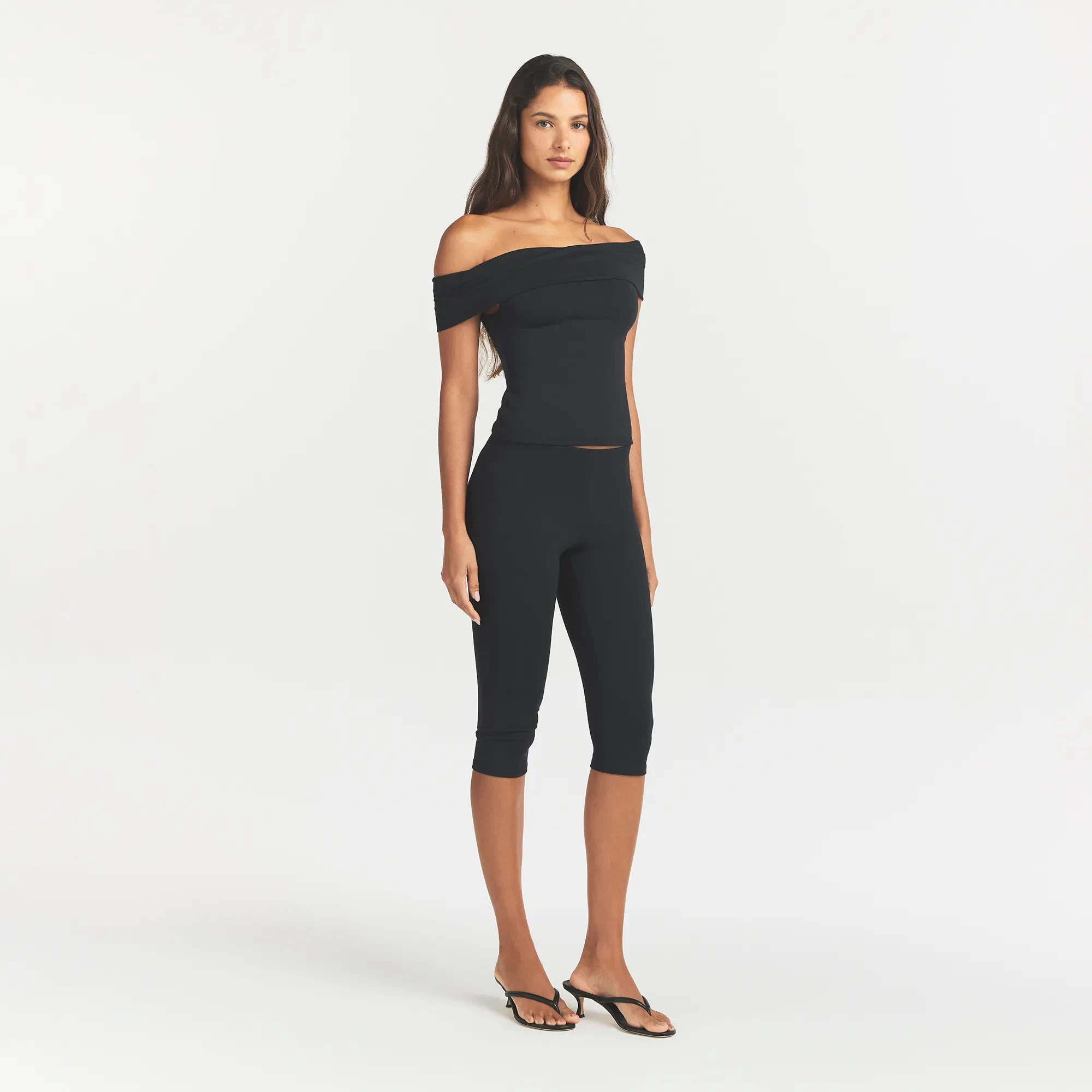 SMOOTH LAYERS HIGH-WAISTED CAPRI | OBSIDIAN ON A MODEL FRONT VIEW @ | FOCUS: 0.0, 1.0, 0.9