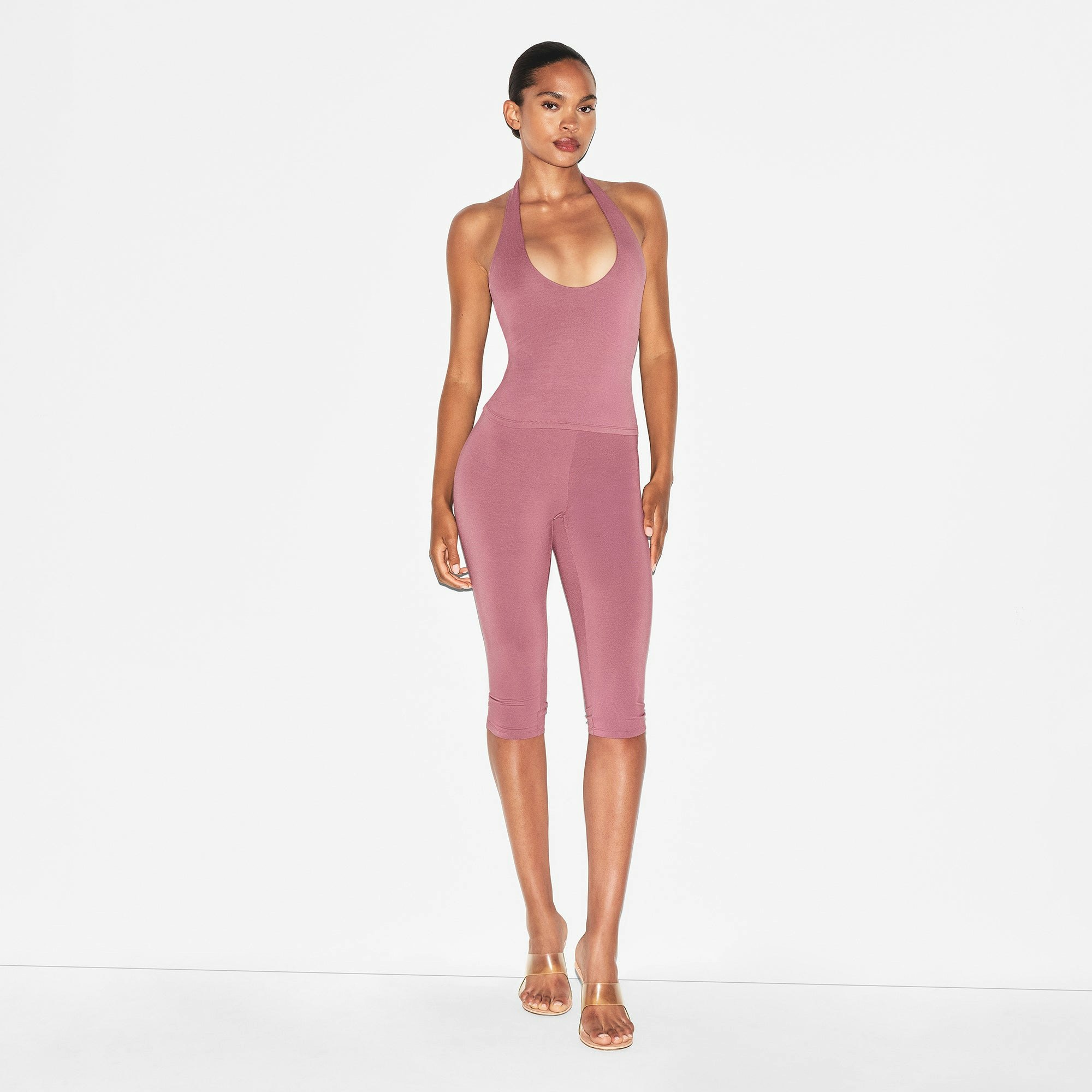 SMOOTH LAYERS CAPRI | REDWOOD ON A MODEL FRONT VIEW | FOCUS: 0.0, 1.0, 0.9