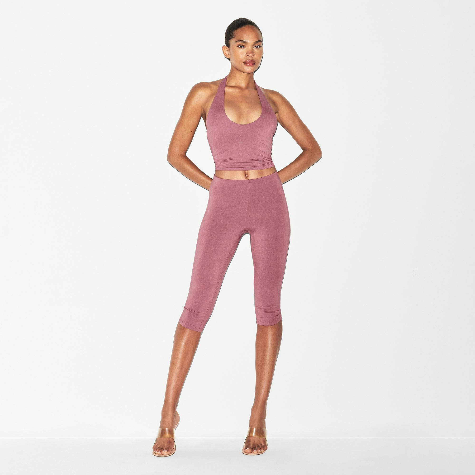 SMOOTH LAYERS CAPRI | REDWOOD ON A MODEL FRONT VIEW | FOCUS: 0.0, 1.0, 0.9