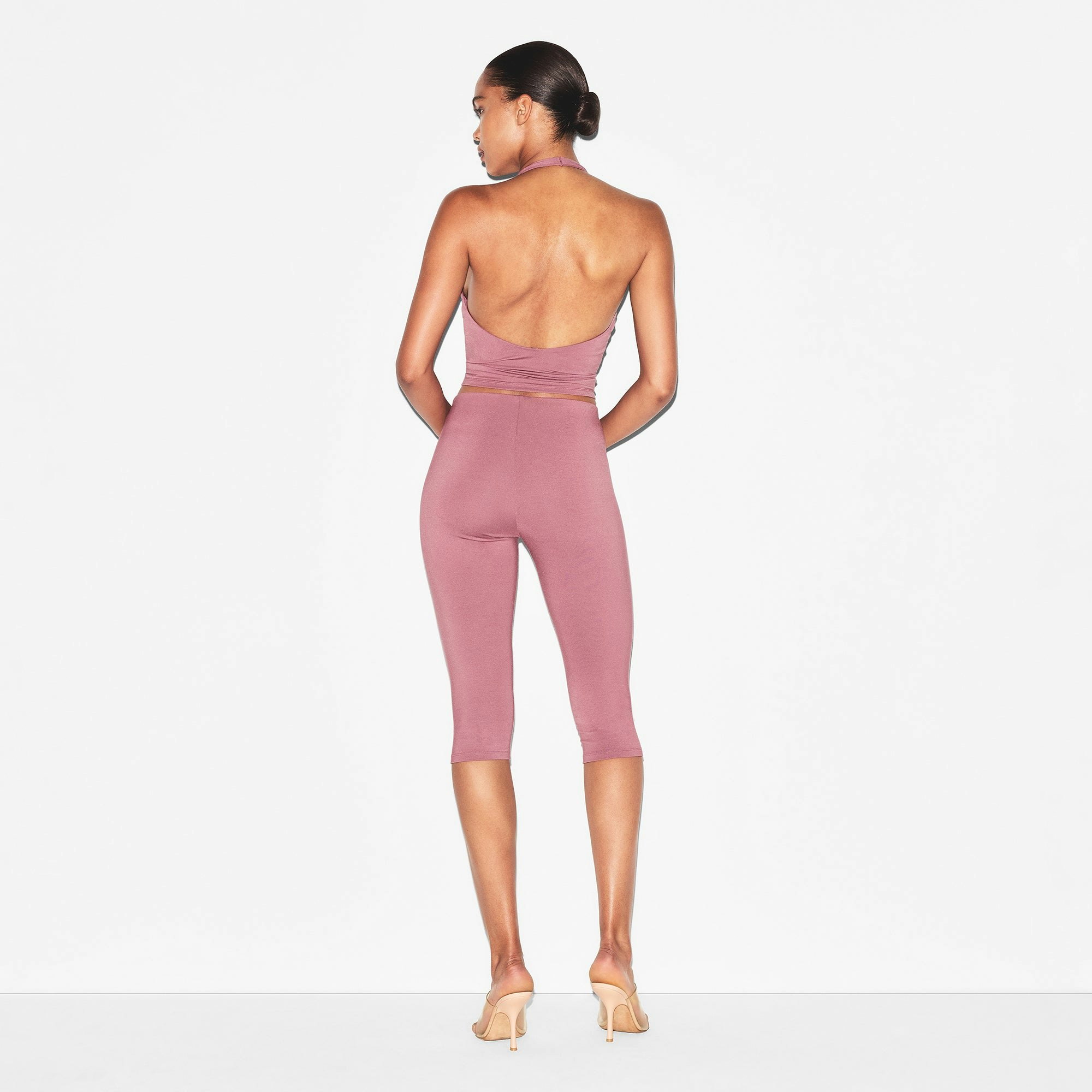 SMOOTH LAYERS CAPRI | REDWOOD ON A MODEL BACK VIEW | FOCUS: 0.0, 1.0, 0.9