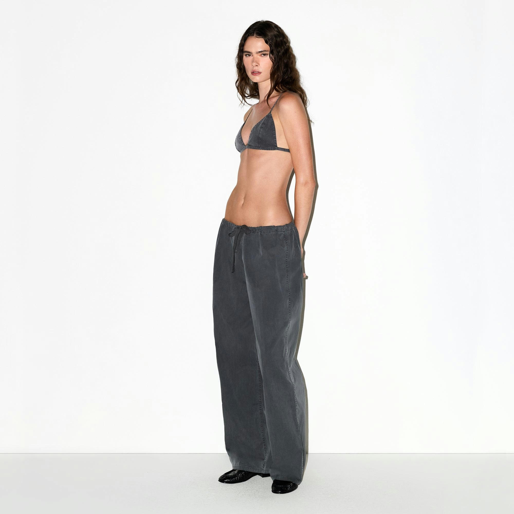 WOVEN LOUNGE OVERSIZED PANT | ASH ON A MODEL FRONT VIEW @ | FOCUS: 0.0, 1.0, 0.9