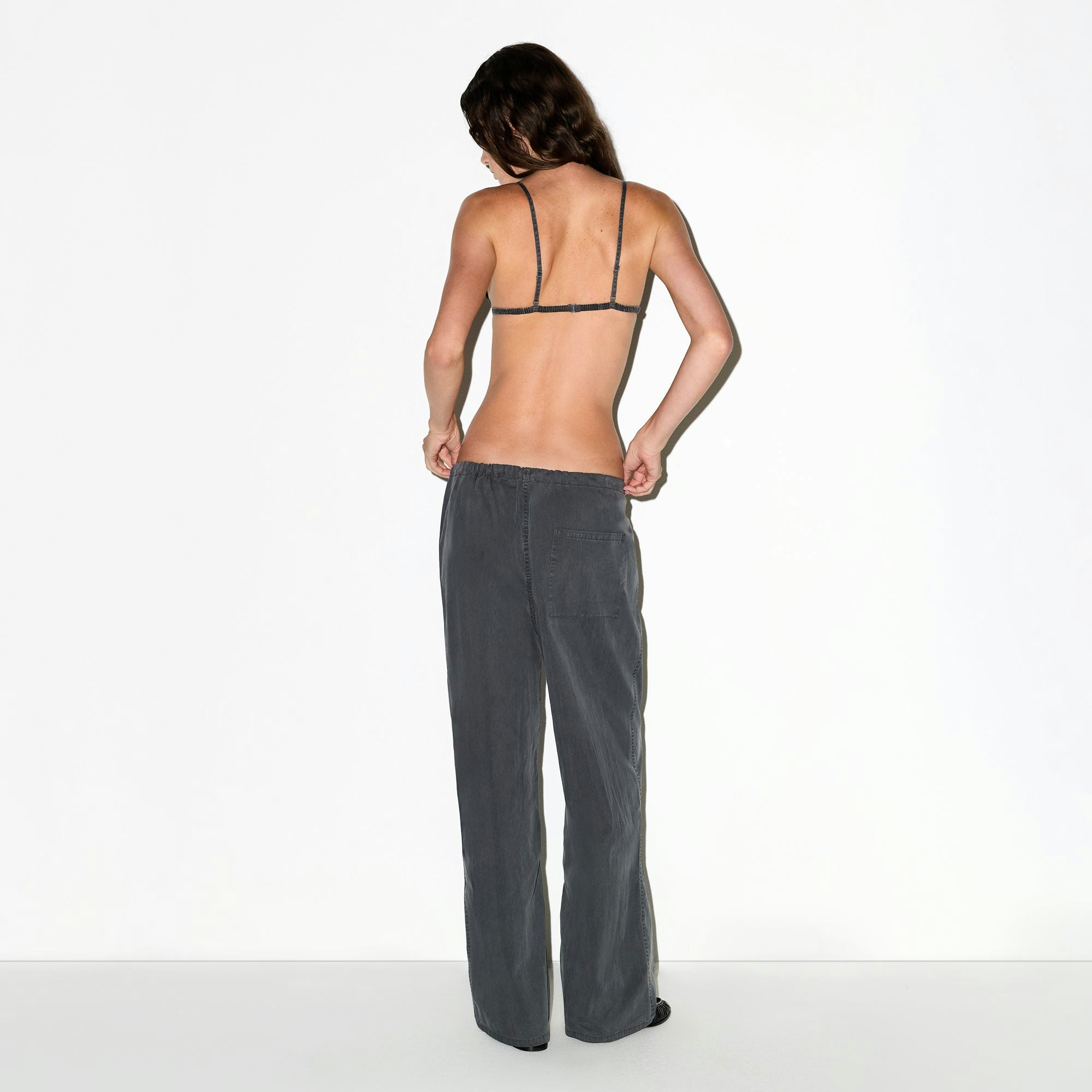 WOVEN LOUNGE OVERSIZED PANT | ASH ON A MODEL FRONT VIEW @ | FOCUS: 0.0, 1.0, 0.9