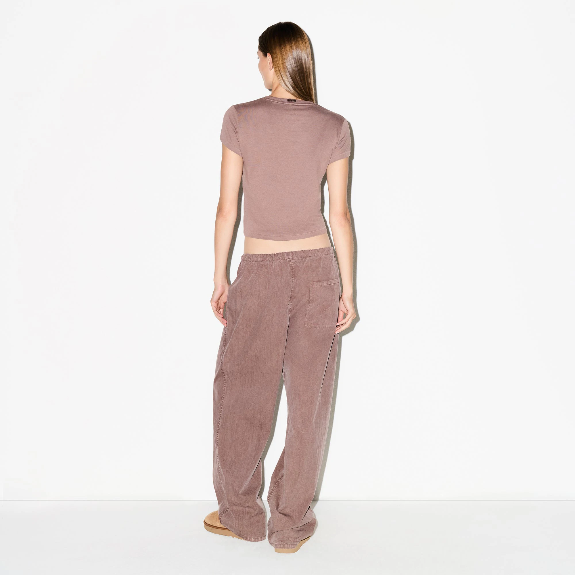 WOVEN LOUNGE OVERSIZED PANT | UMBER ON A MODEL FRONT VIEW @ | FOCUS: 0.0, 1.0, 0.9