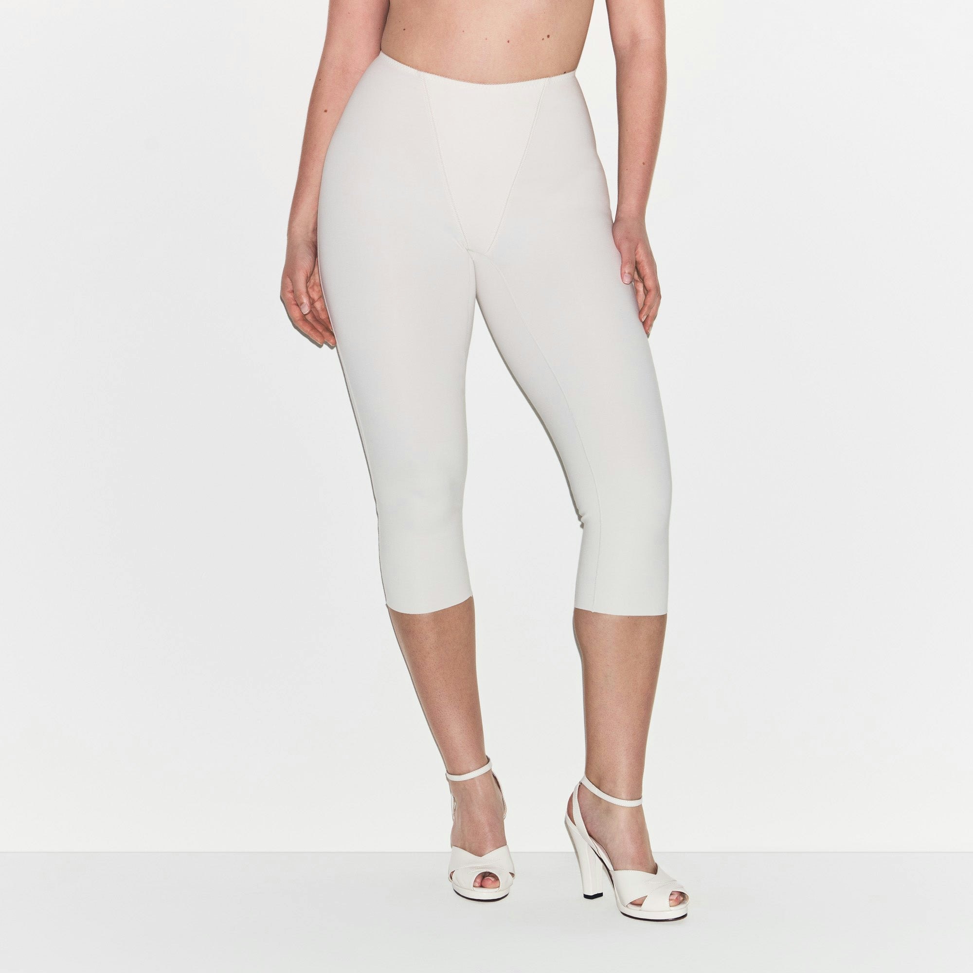 COTTON SHAPEWEAR CAPRI | MARBLE ON A MODEL FRONT VIEW | FOCUS: 0.0, 1.0, 0.9