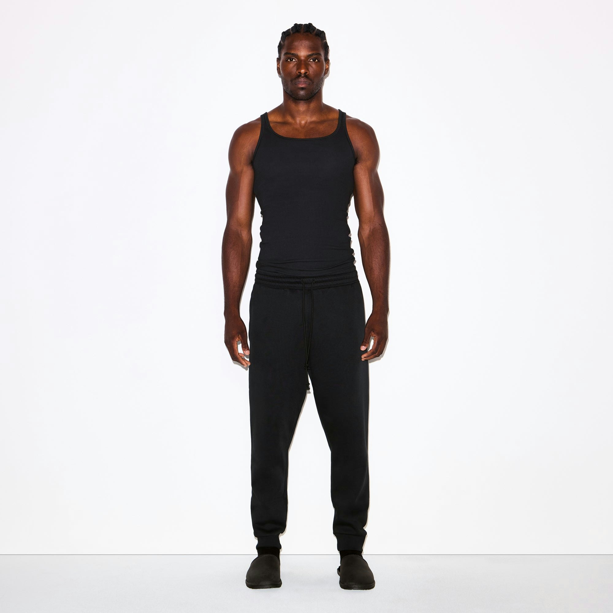 FLEECE LOUNGE MENS TAPERED JOGGER | WASHED ONYX ON A MODEL FRONT VIEW @ | FOCUS: 0.0, 1.0, 0.9