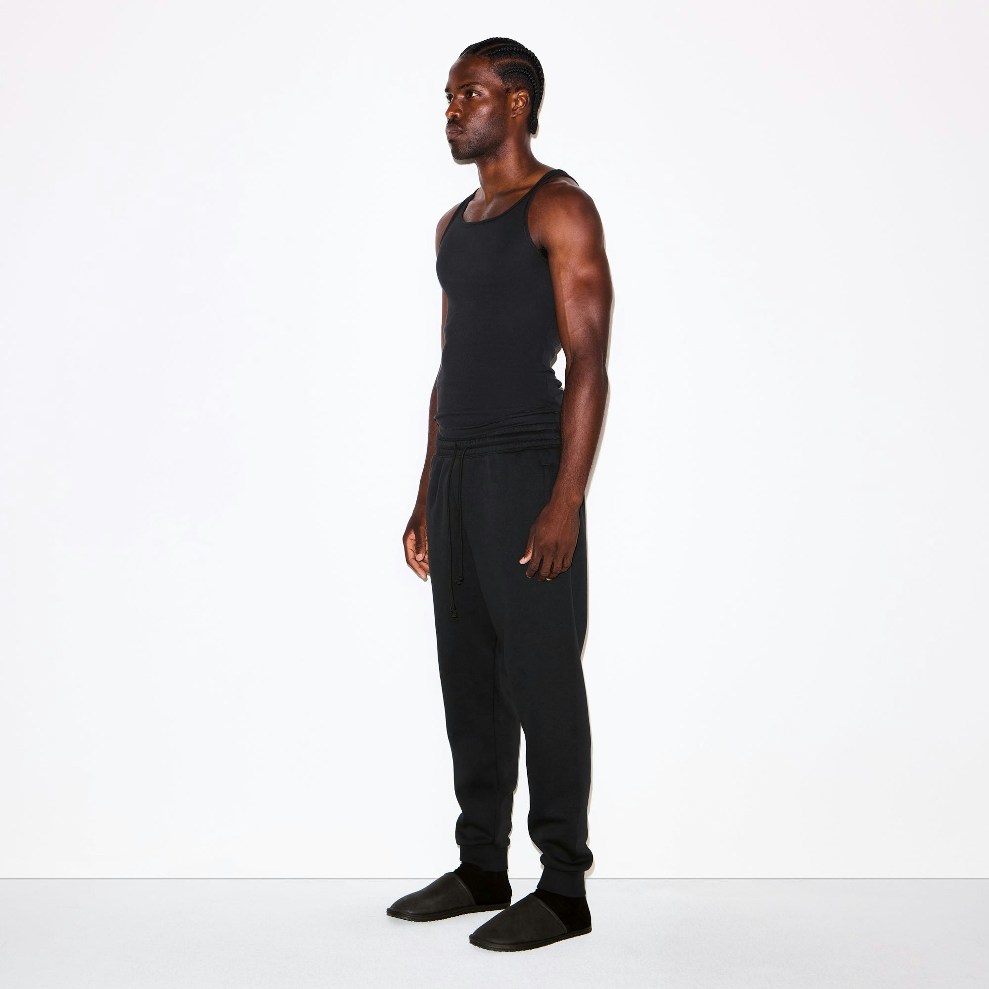 FLEECE LOUNGE MENS TAPERED JOGGER | WASHED ONYX ON A MODEL FRONT VIEW @ | FOCUS: 0.0, 1.0, 0.9