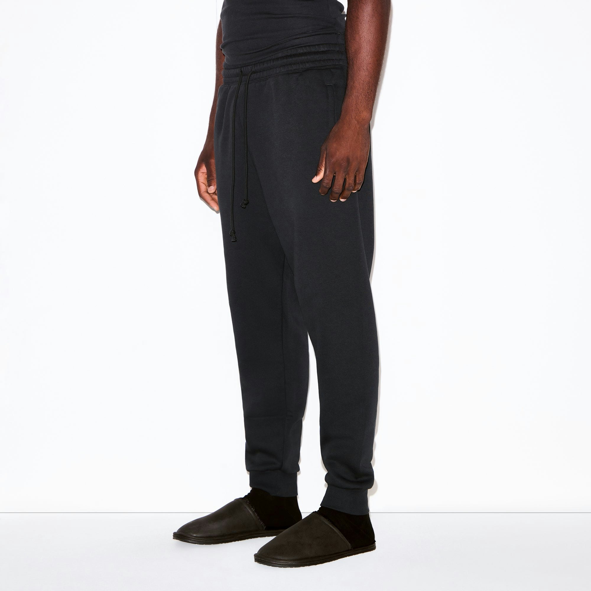 FLEECE LOUNGE MENS TAPERED JOGGER | WASHED ONYX ON A MODEL SIDE VIEW @ | FOCUS: 0.0, 1.0, 0.9