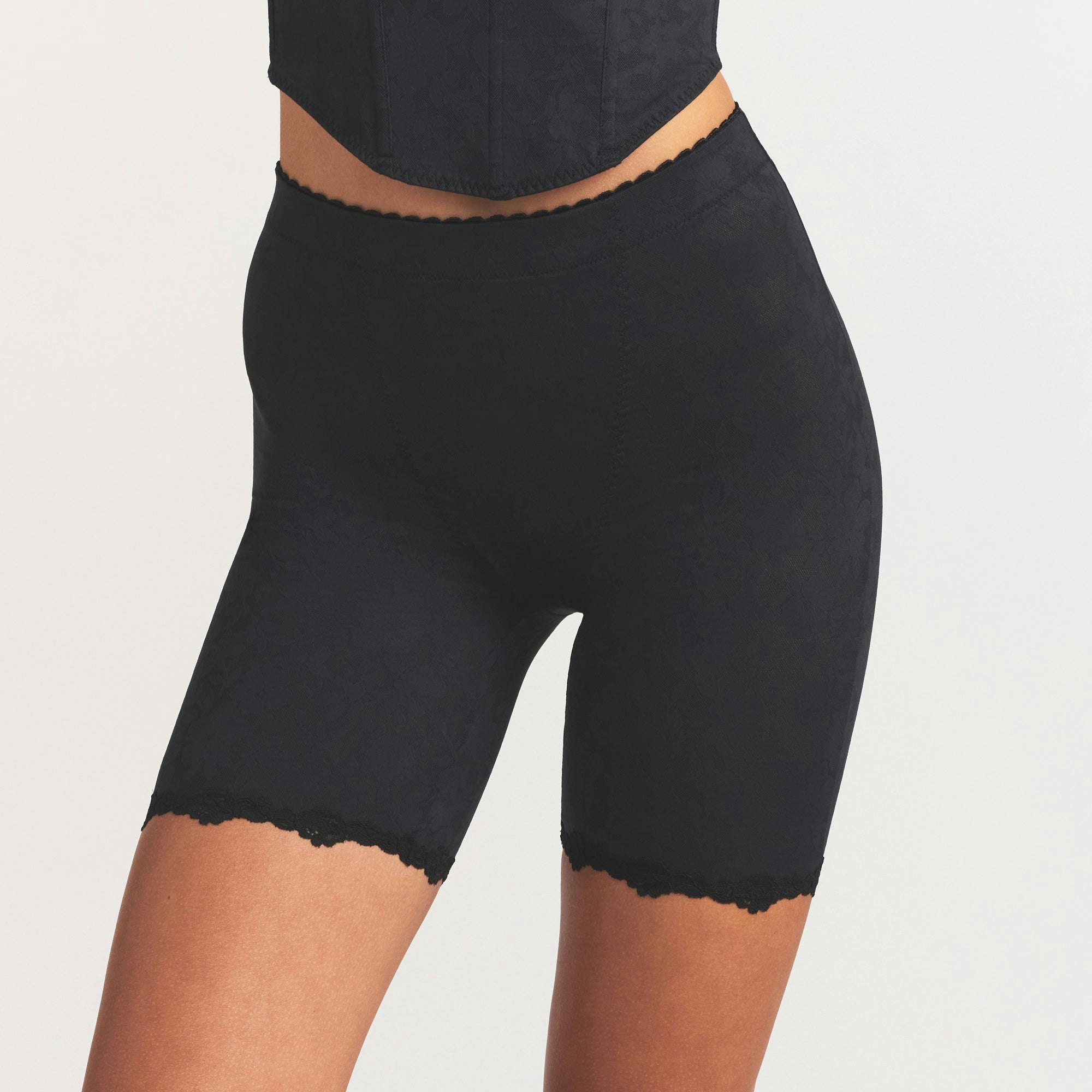 LACE SHAPEWEAR SHORT | ONYX ON A MODEL SIDE VIEW @ | FOCUS: 0.0, 1.0, 0.9