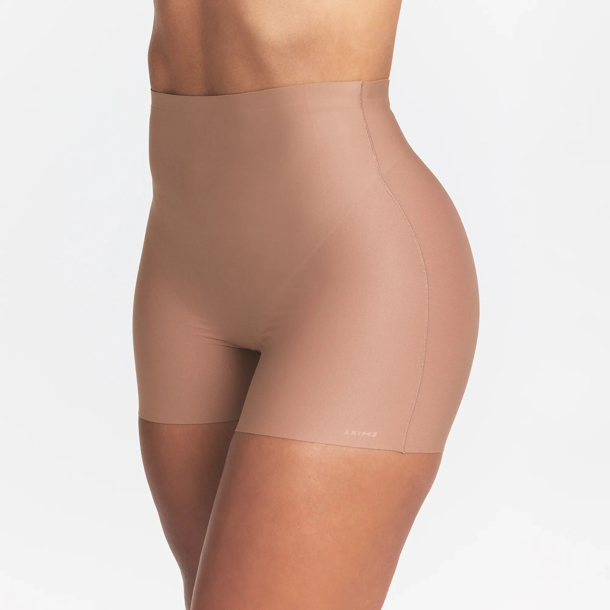 SKIMS BODY CORE SCULPT SHORTIE | SIENNA ON A MODEL SIDE VIEW @ | FOCUS: 0.0, 1.0, 0.9