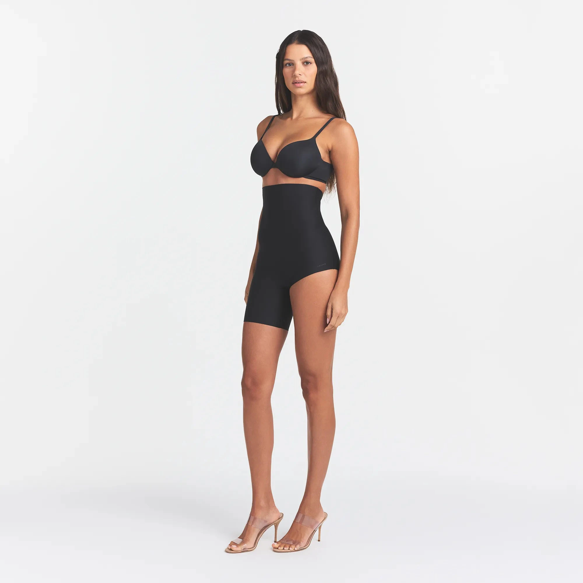 SKIMS BODY LEFT LEG SOLUTION SHORT | ONYX ON A MODEL SIDE VIEW @ | FOCUS: 0.0, 1.0, 0.9