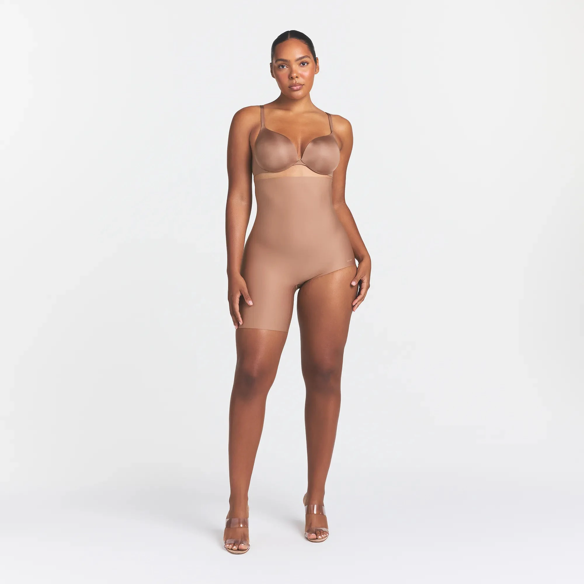 SKIMS BODY LEFT LEG SOLUTION SHORT | SIENNA ON A MODEL FRONT VIEW @ | FOCUS: 0.0, 1.0, 0.9