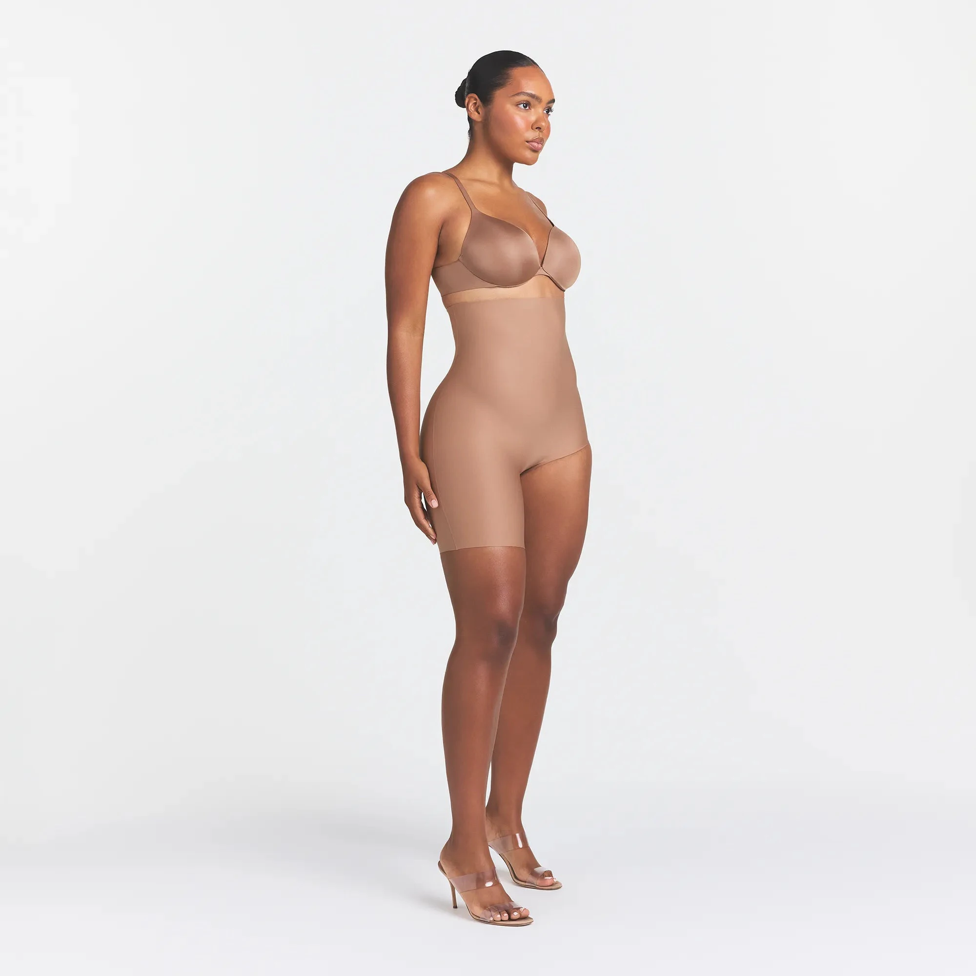 SKIMS BODY LEFT LEG SOLUTION SHORT | SIENNA ON A MODEL SIDE VIEW @ | FOCUS: 0.0, 1.0, 0.9