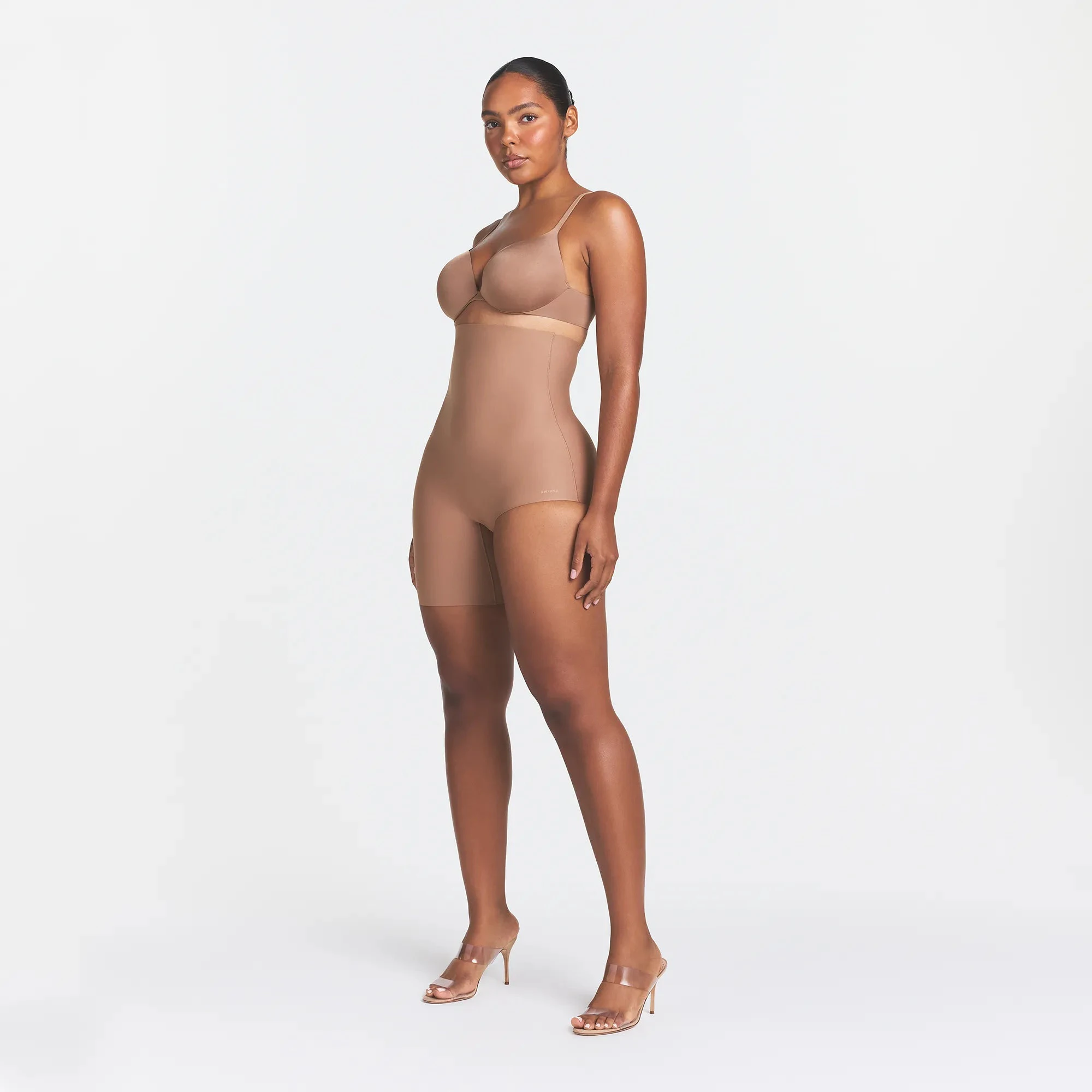 SKIMS BODY LEFT LEG SOLUTION SHORT | SIENNA ON A MODEL SIDE VIEW @ | FOCUS: 0.0, 1.0, 0.9