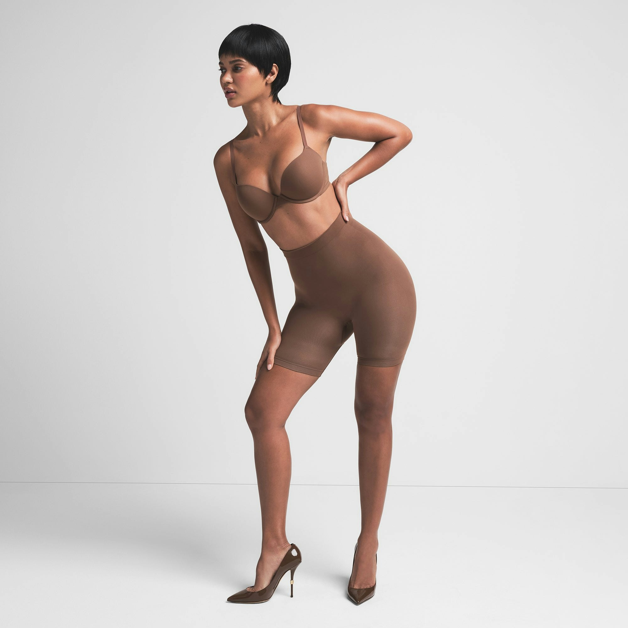 SEAMLESS SCULPT MID THIGH SHORT | JASPER ON A MODEL FRONT VIEW | FOCUS: 0.0, 1.0, 0.9
