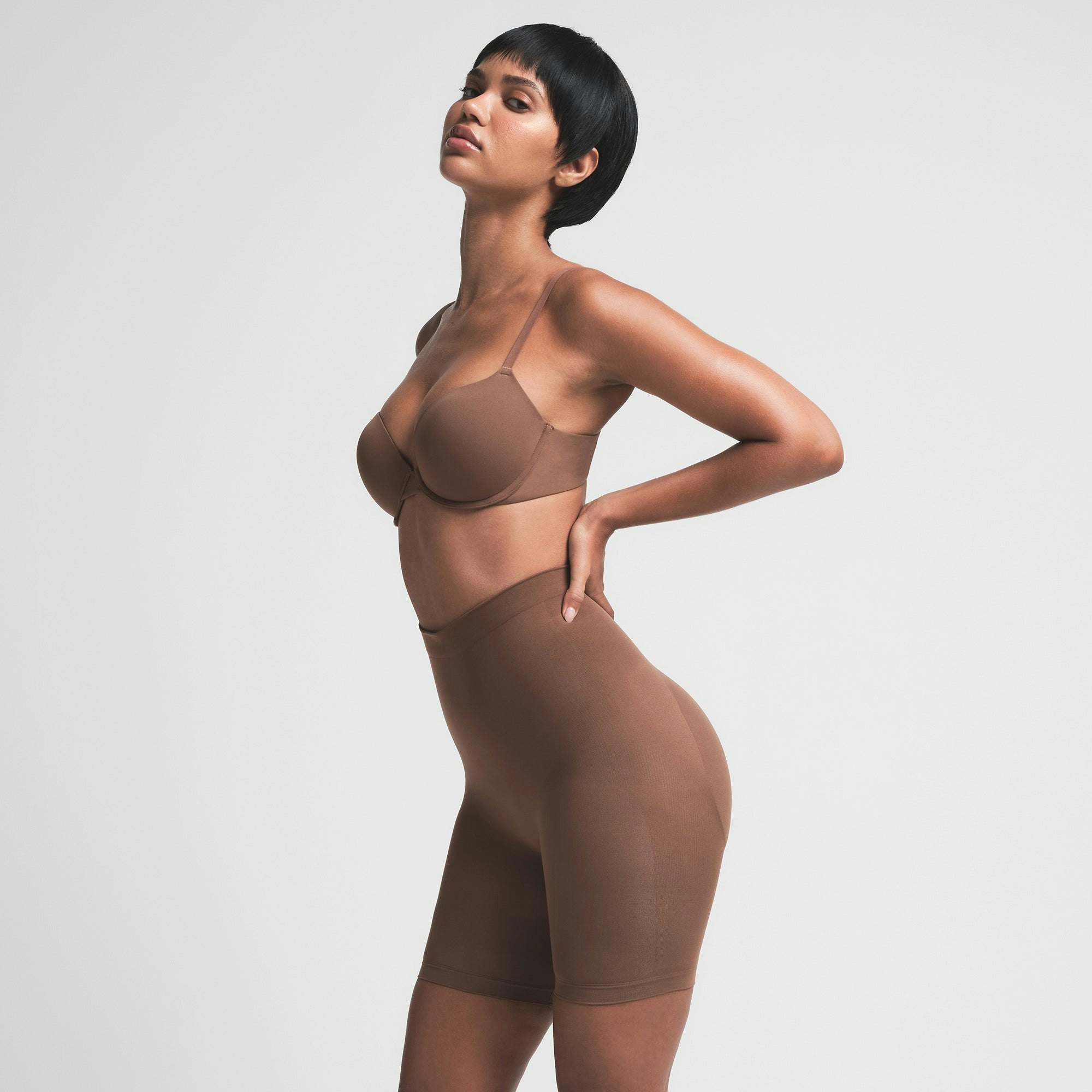 SEAMLESS SCULPT MID THIGH SHORT | JASPER ON A MODEL SIDE VIEW | FOCUS: 0.0, 1.0, 0.9