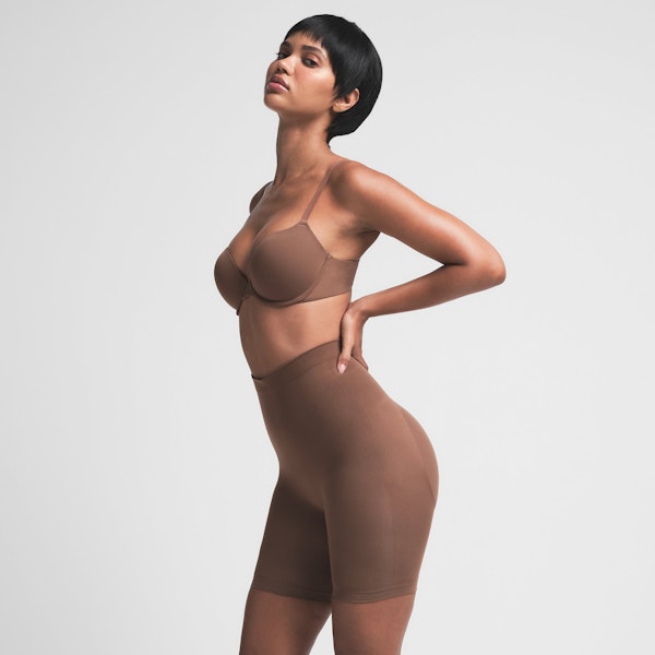 SEAMLESS SCULPT MID THIGH SHORT | JASPER ON A MODEL SIDE VIEW | FOCUS: 0.0, 1.0, 0.9
