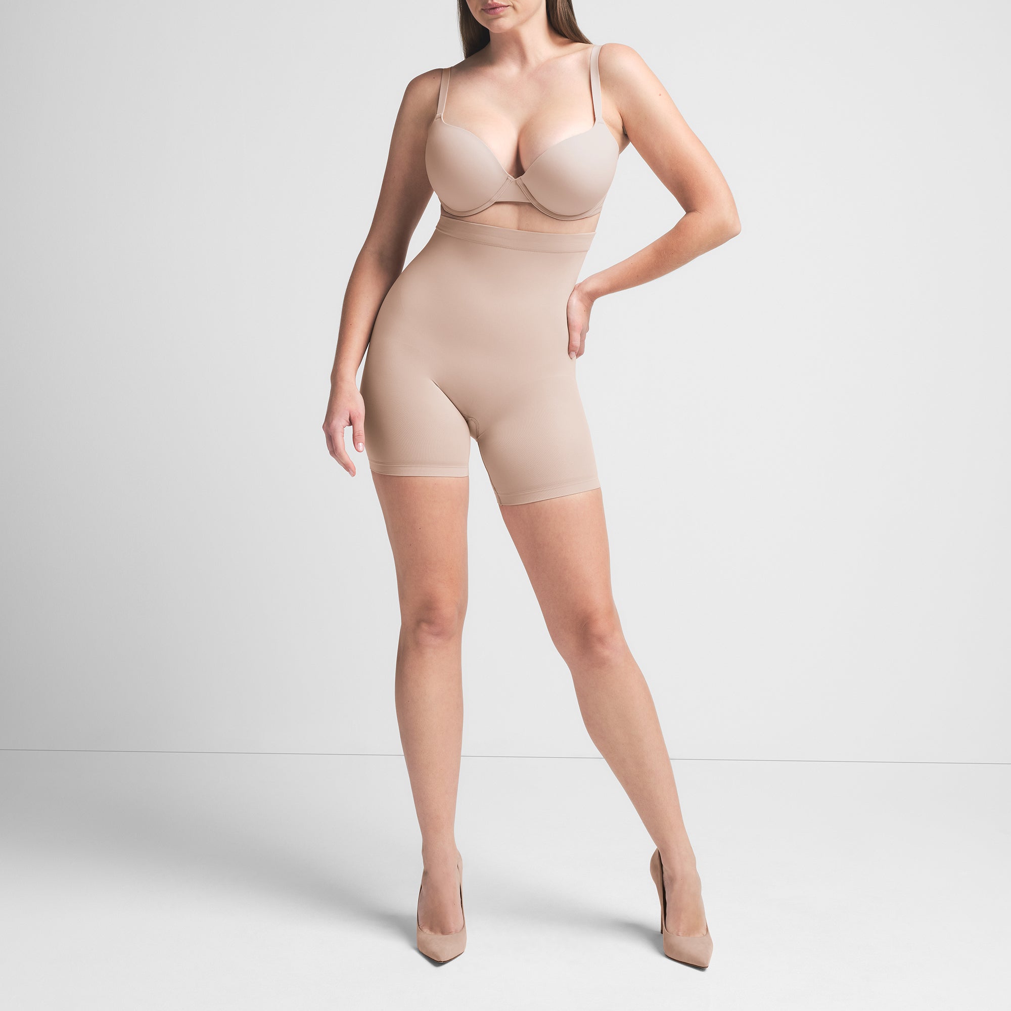 SEAMLESS SCULPT MID THIGH SHORT | MICA ON A MODEL FRONT VIEW