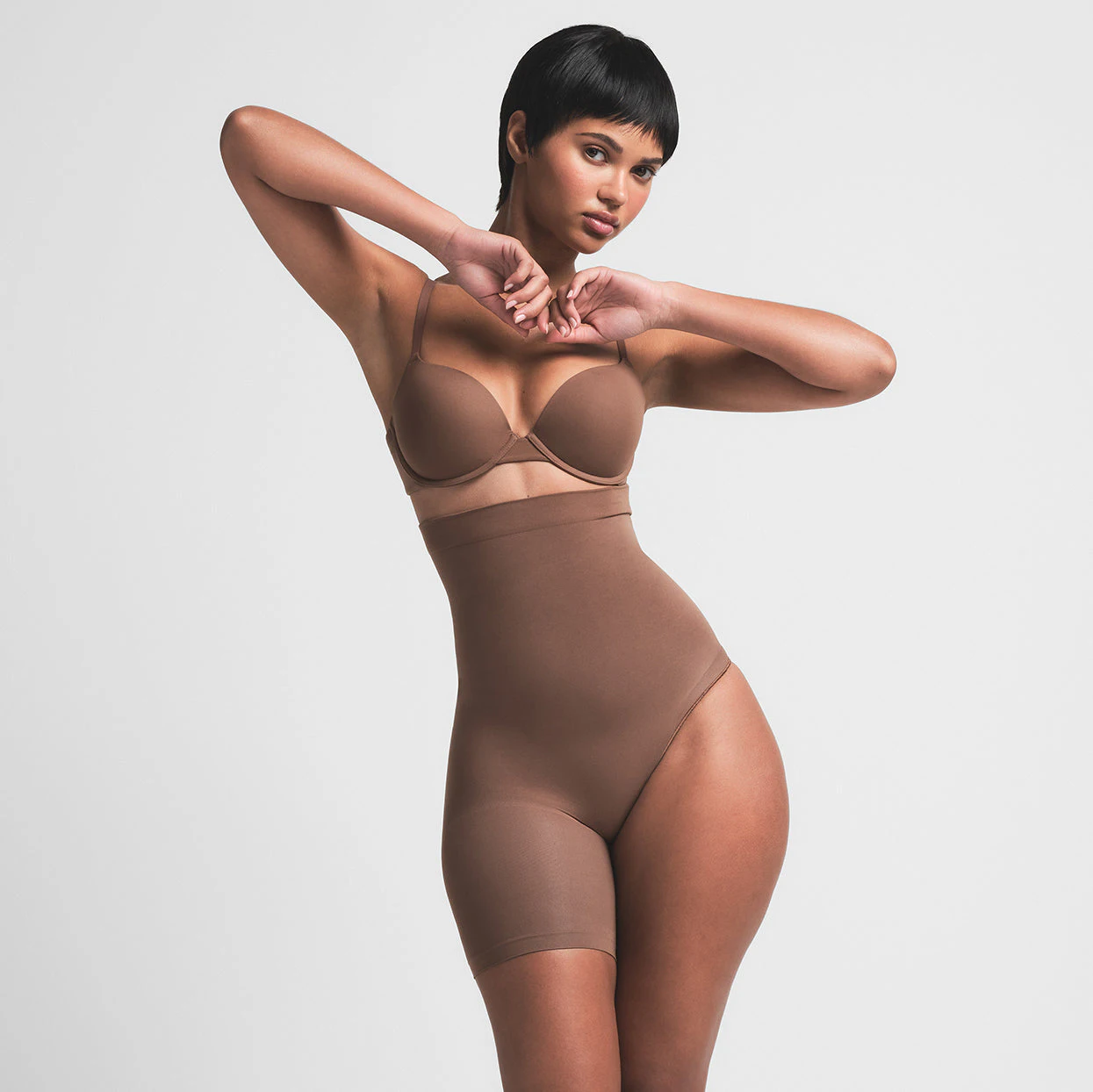 SEAMLESS SCULPT SOLUTION SHORT LEFT LEG EXPOSED | JASPER ON A MODEL FRONT VIEW | FOCUS: 0.0, 1.0, 0.9