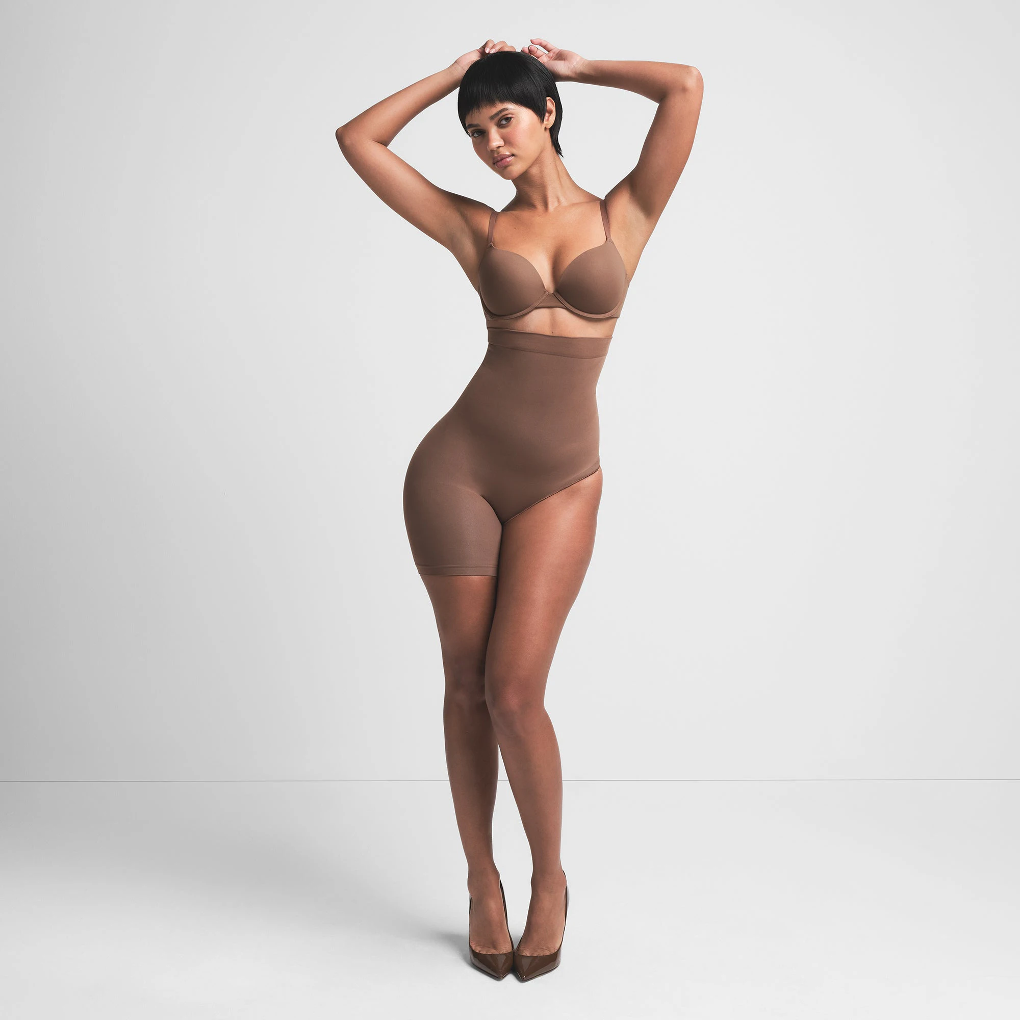 SEAMLESS SCULPT SOLUTION SHORT LEFT LEG EXPOSED | JASPER ON A MODEL FRONT VIEW | FOCUS: 0.0, 1.0, 0.9