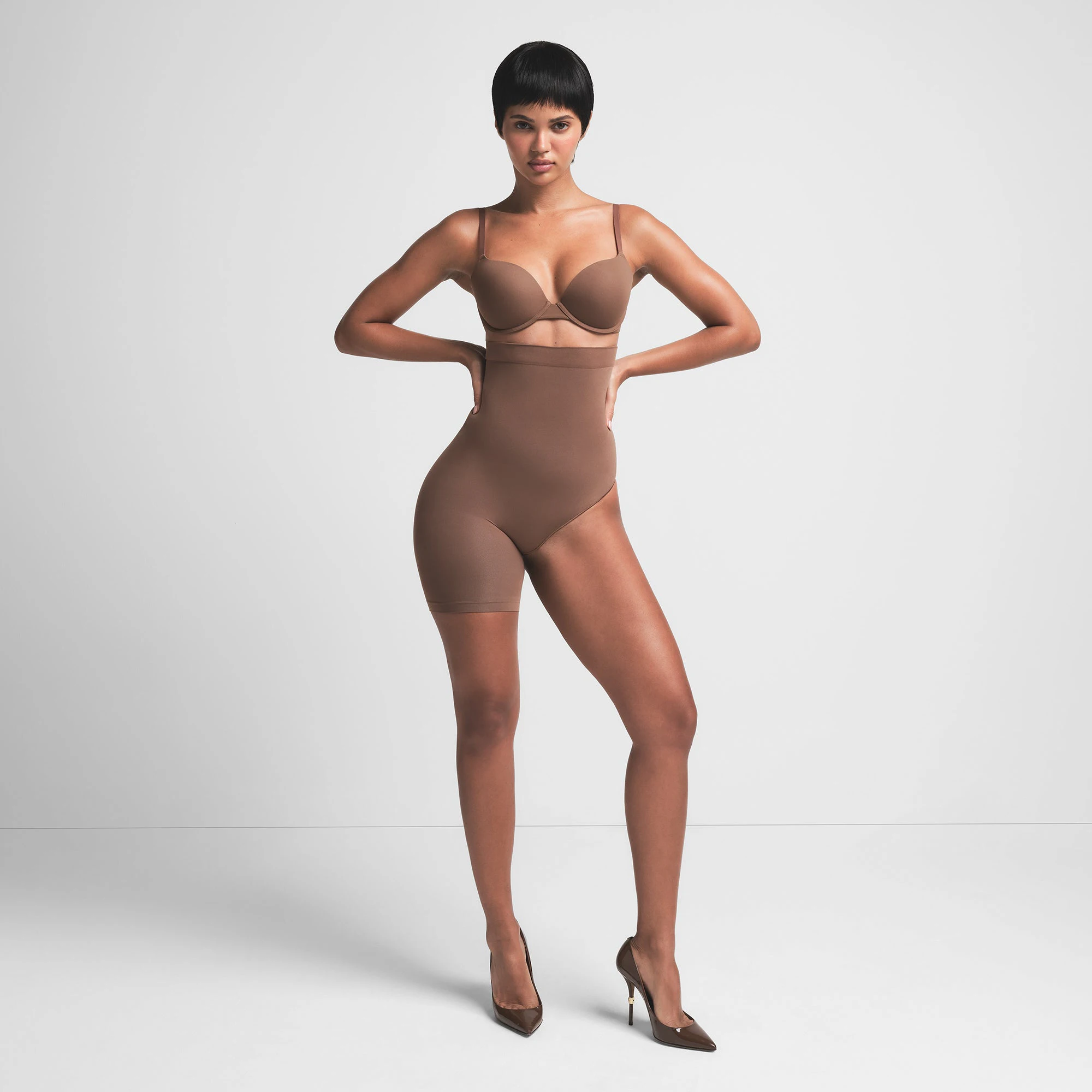 SEAMLESS SCULPT SOLUTION SHORT LEFT LEG EXPOSED | JASPER ON A MODEL FRONT VIEW | FOCUS: 0.0, 1.0, 0.9