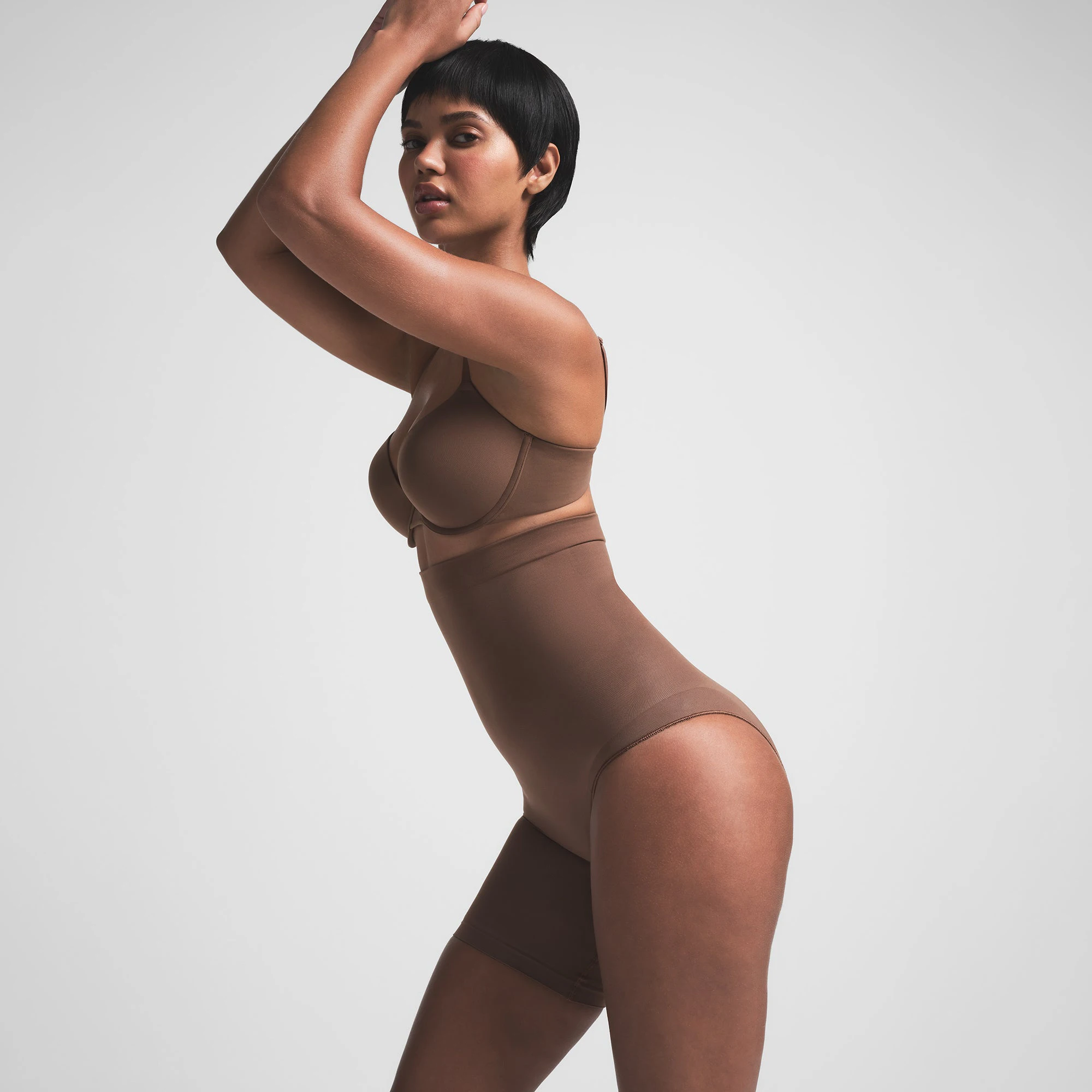 SEAMLESS SCULPT SOLUTION SHORT LEFT LEG EXPOSED | JASPER ON A MODEL SIDE VIEW | FOCUS: 0.0, 1.0, 0.9