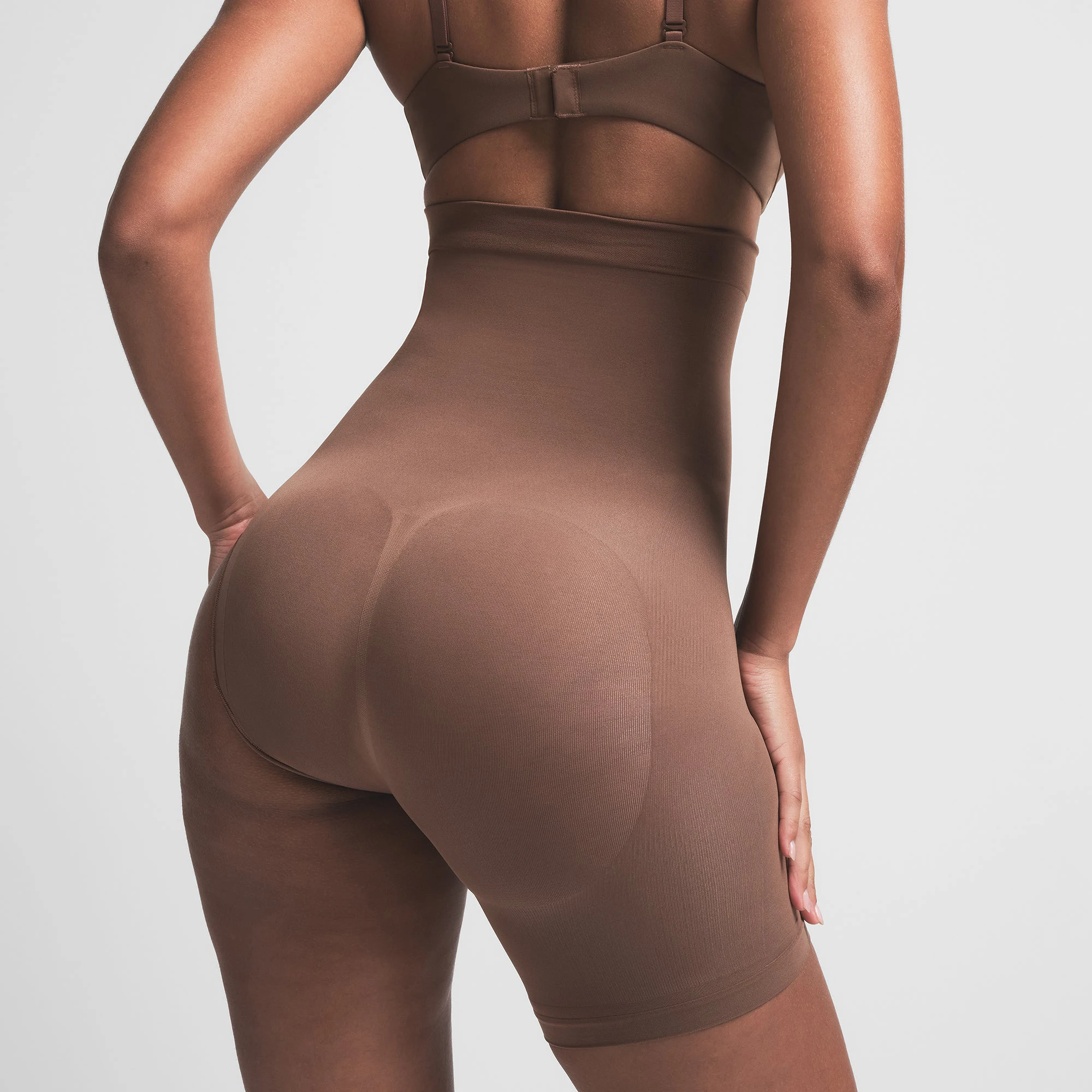 SEAMLESS SCULPT SOLUTION SHORT LEFT LEG EXPOSED | JASPER ON A MODEL BACK VIEW | FOCUS: 0.0, 1.0, 0.9