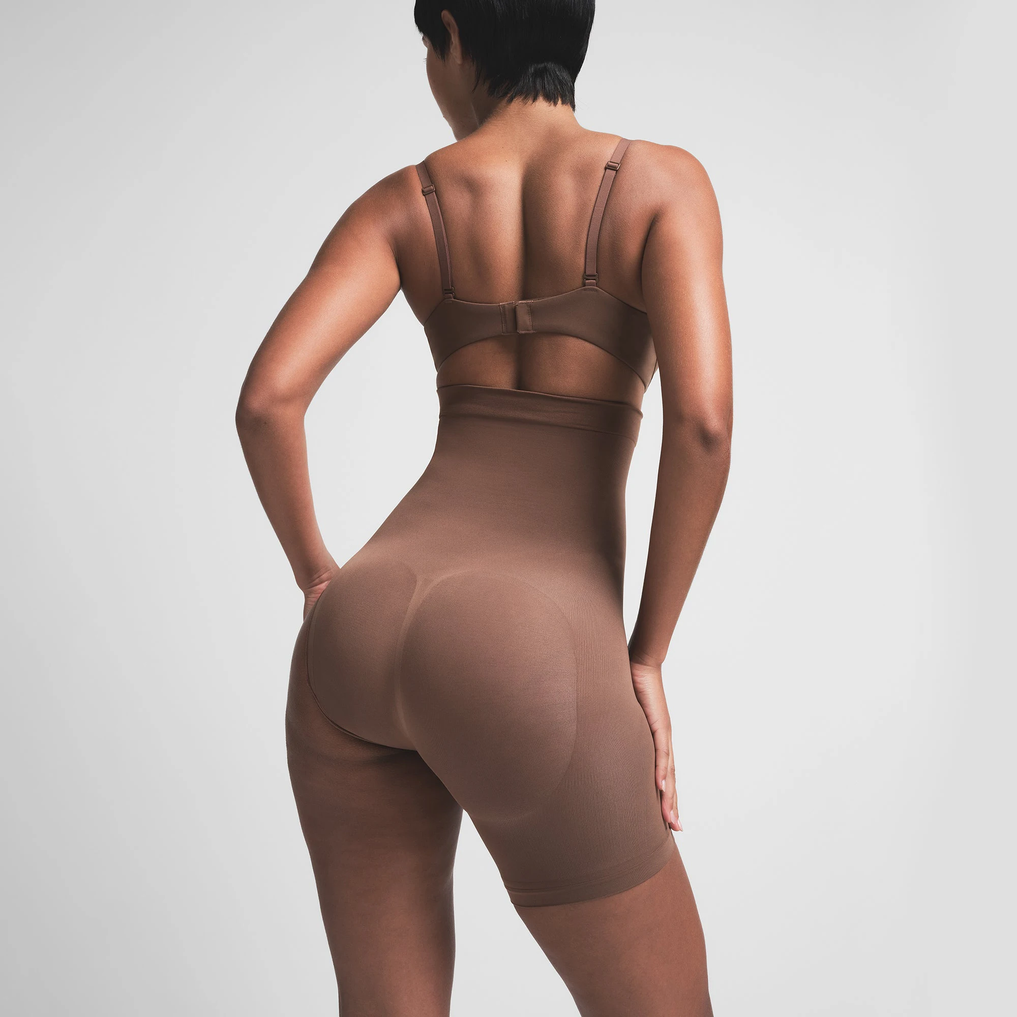 SEAMLESS SCULPT SOLUTION SHORT LEFT LEG EXPOSED | JASPER ON A MODEL BACK VIEW | FOCUS: 0.0, 1.0, 0.9